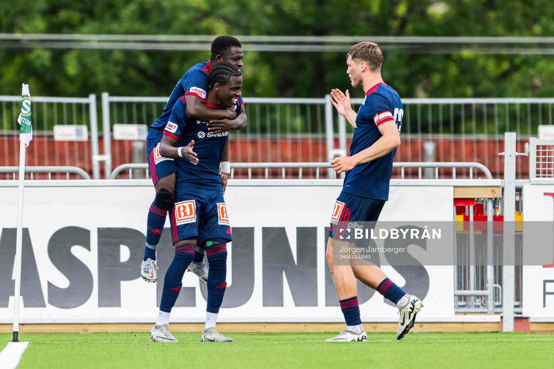 Sandvikens IFs Calvin Kabuye jublar med Mohammed Sadat