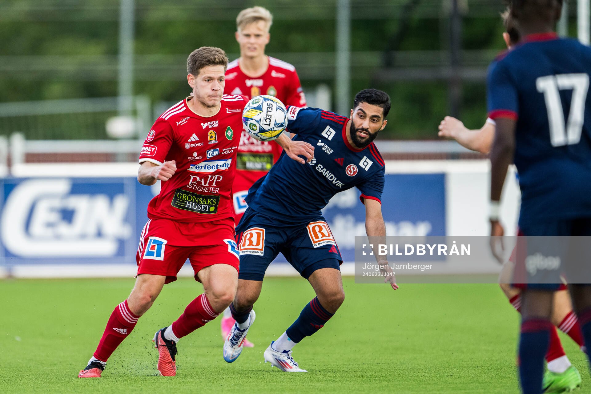 Skövde AIKs Žiga Ovsenek och Sandvikens IFs Amin Al-Hamawi
