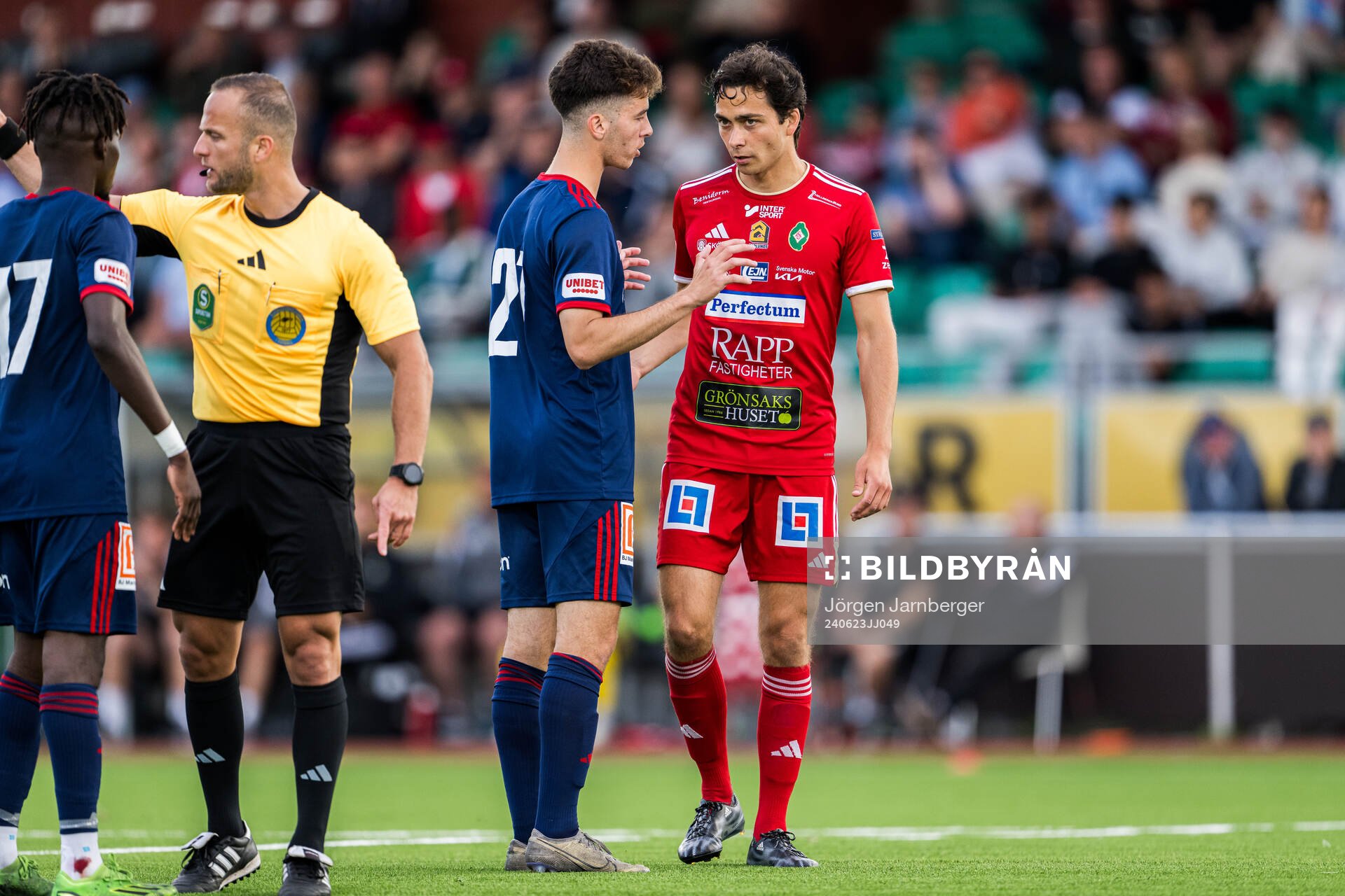 Sandvikens IFs Adam Kiani och Skövde AIKs Armend Suljev