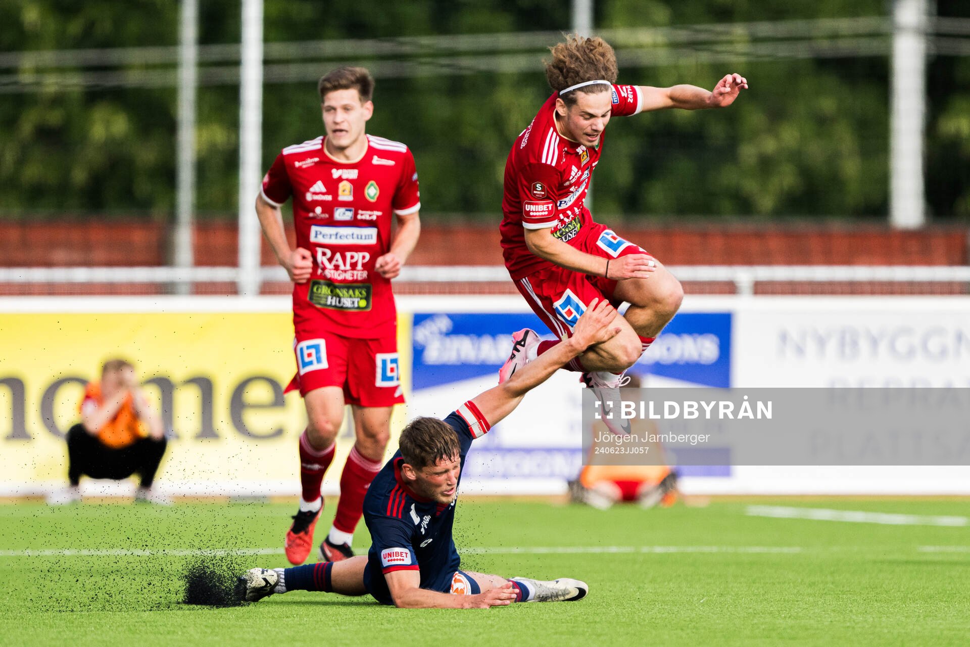 Sandvikens IFs Emil Engqvist och Skövde AIKs Adrian Zendelovski under fotbollsmatchen i Superettan mellan Skövde AIK och Sandvikens IF den 23 juni 2024 i Skövde.