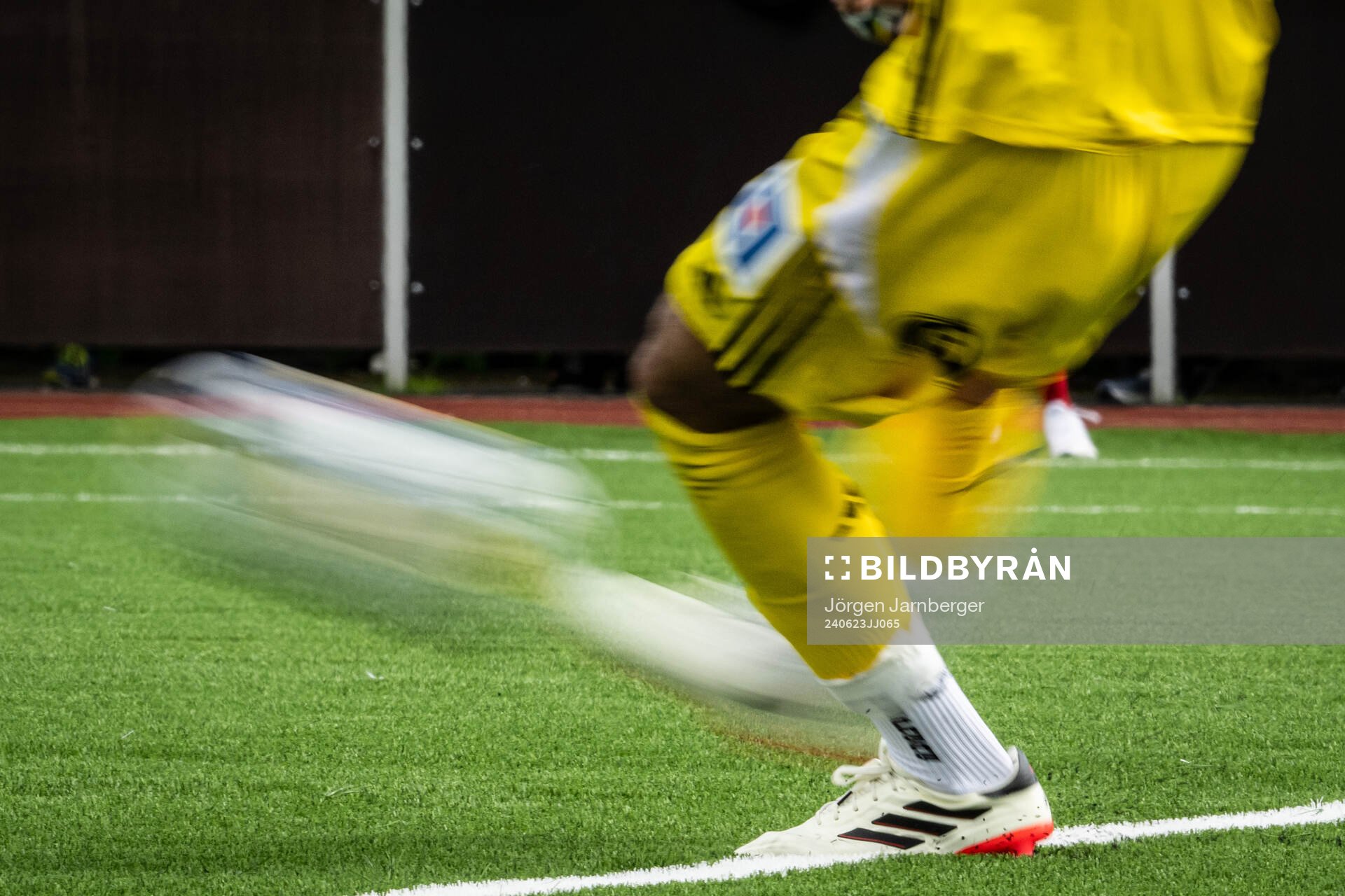 Sandvikens IFs Amin Al-Hamawi skjuter utspark