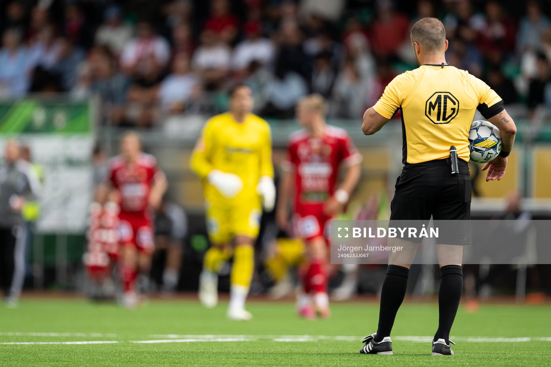 Domare Rinon Hasani väntar på spelarna efter ett skadeavbrott under fotbollsmatchen i Superettan mellan Skövde AIK och Sandvikens IF den 23 juni 2024 i Skövde.