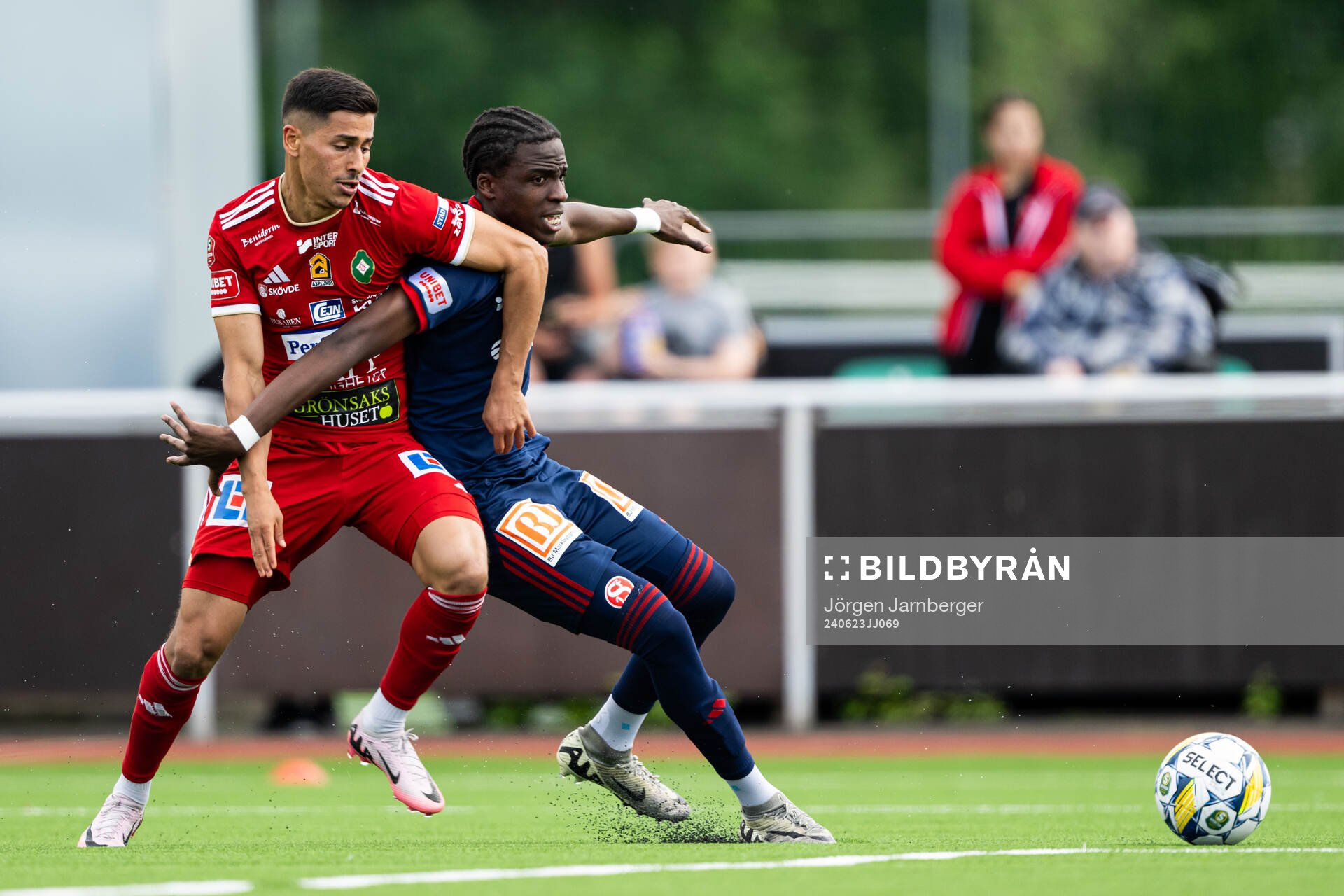 Skövde AIKs Marcus Mikhail och Sandvikens IFs Calvin Kabuye under fotbollsmatchen i Superettan mellan Skövde AIK och Sandvikens IF den 23 juni 2024 i Skövde.