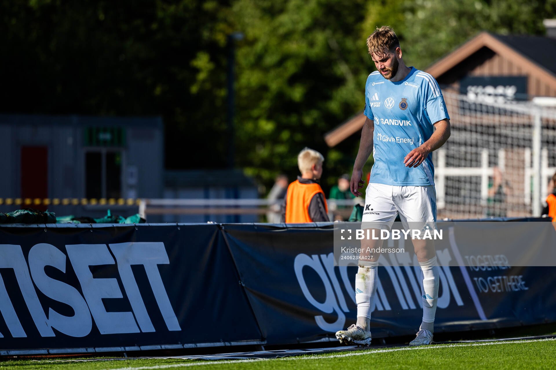 Gefles Niclas Håkansson lämnar planen