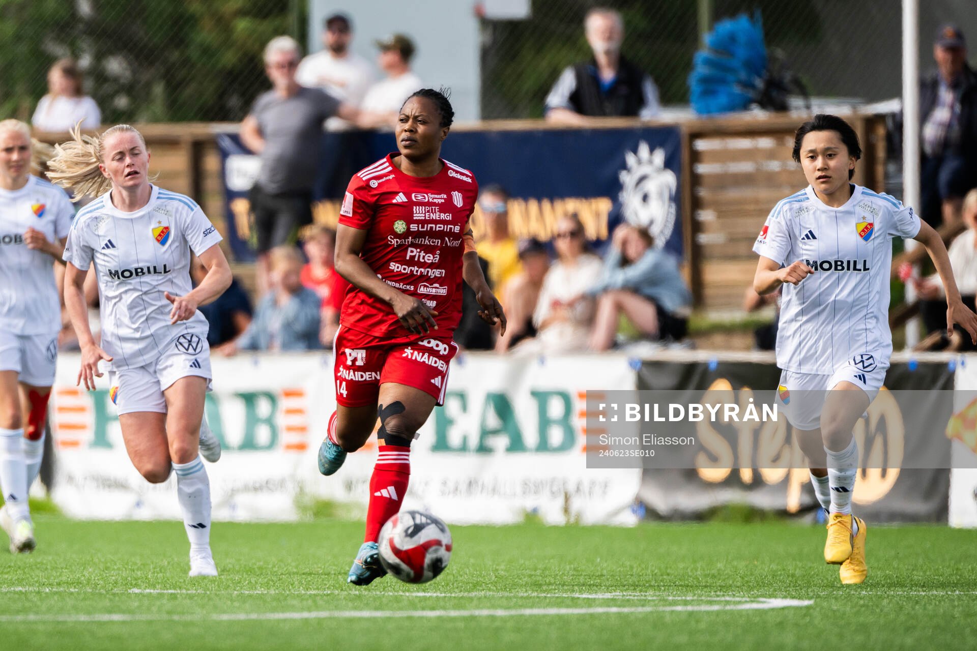 Djurgårdens Zara Jönsson och Piteås Faith Ikidi Michael