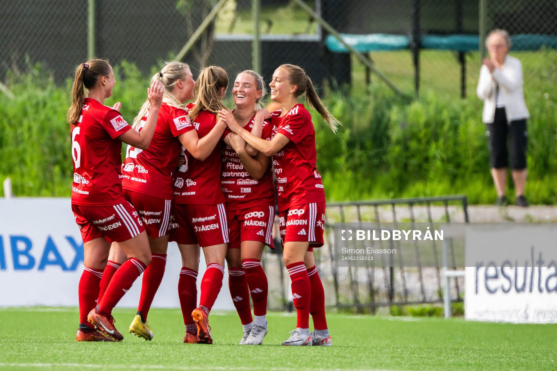 Piteås Ásla Johannesen jublar med lagkamrater