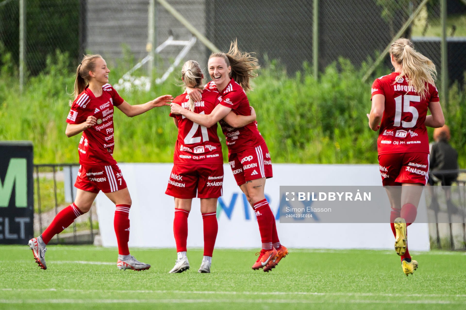 Piteås Ronja Aronsson och Ásla Johannesen jublar