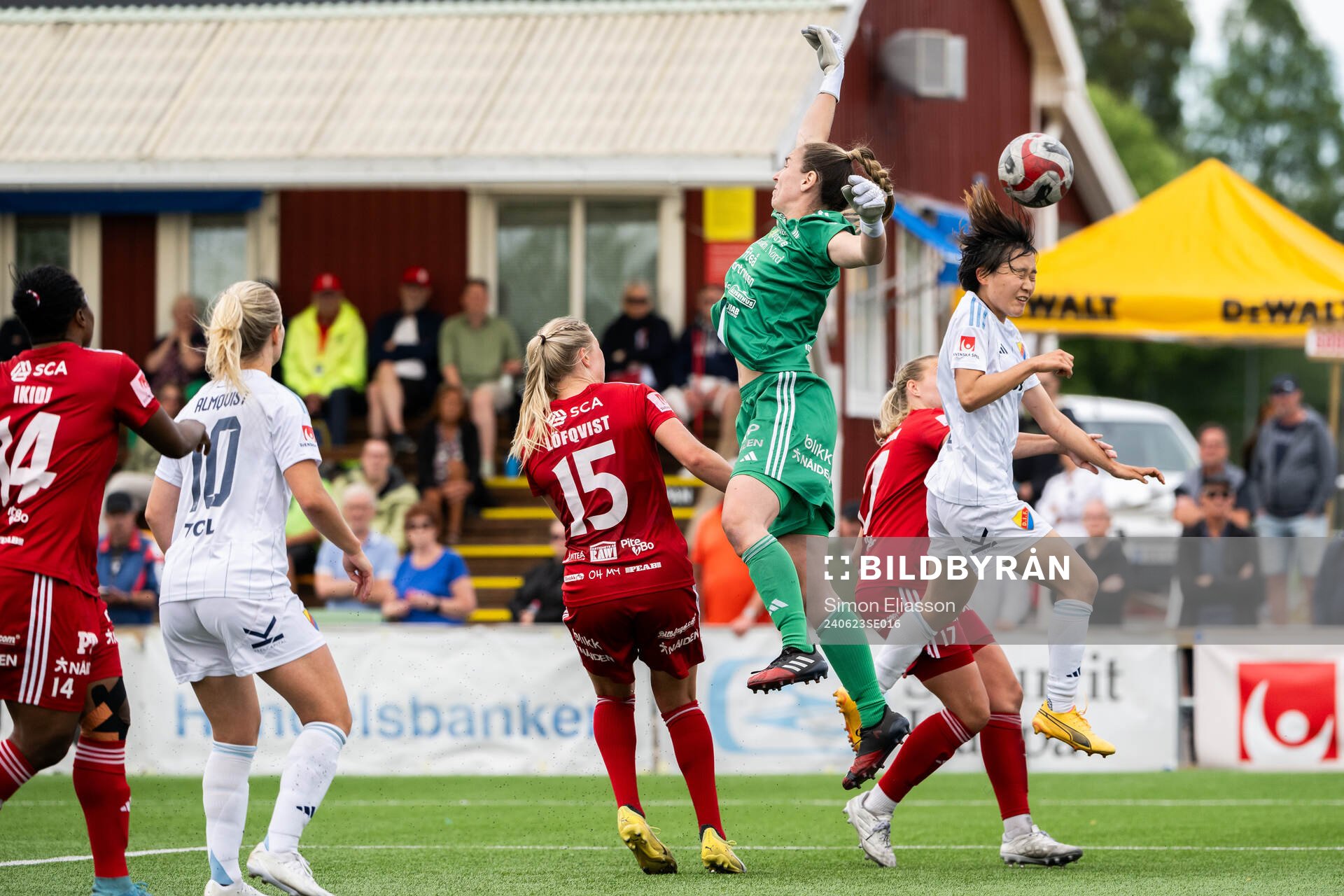 Piteås målvakt Moa Öhman och Djurgårdens Shinomi Koyama