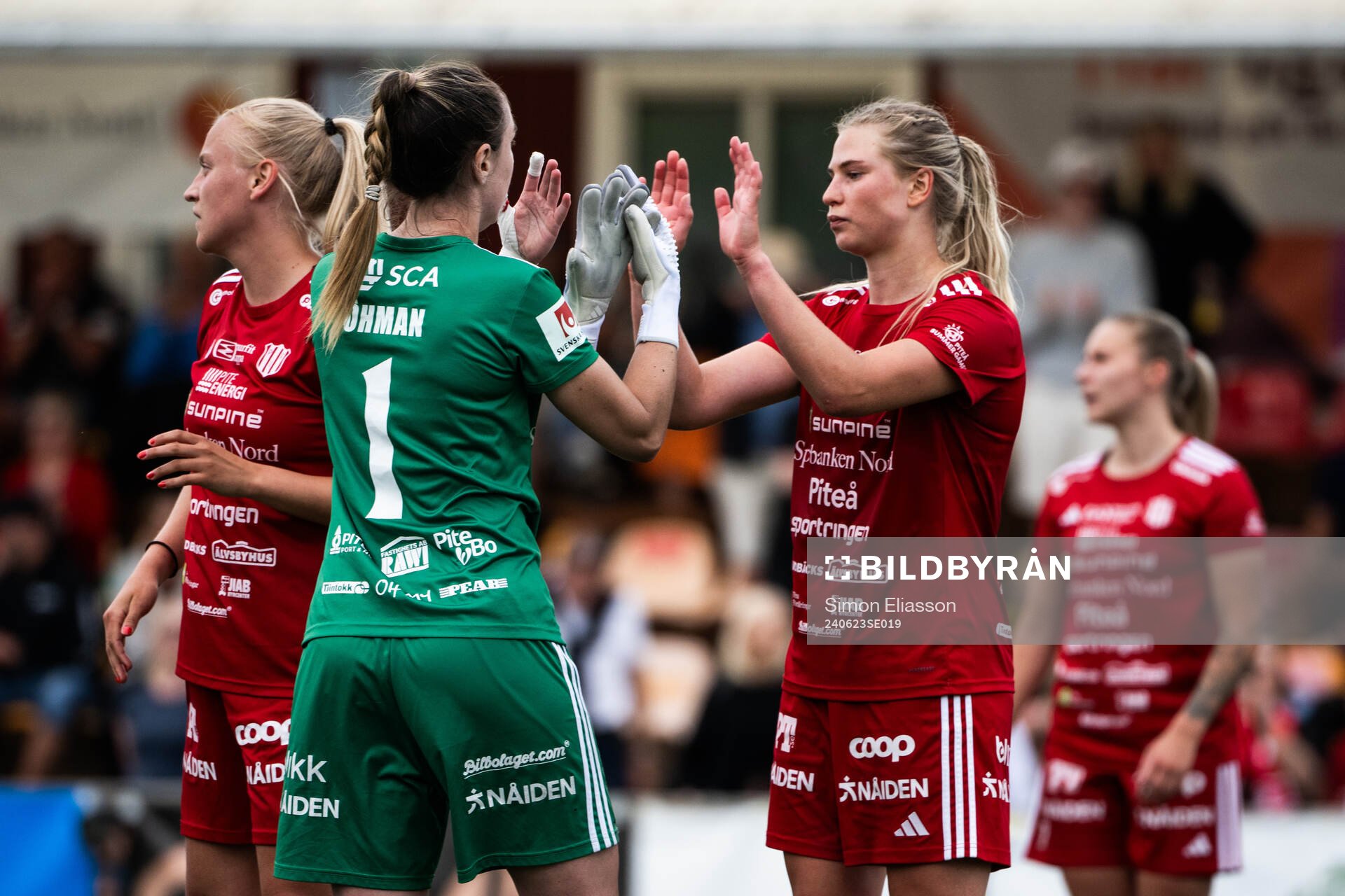 Piteås målvakt Moa Öhman och Ellen Löfqvist jublar