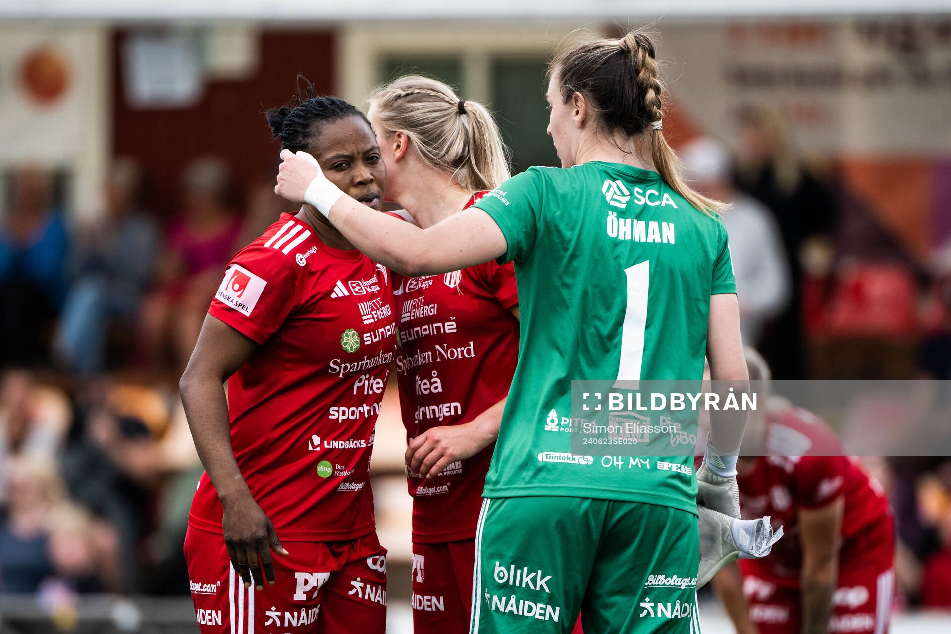 Piteås Faith Ikidi Michael och målvakt Moa Öhman jublar