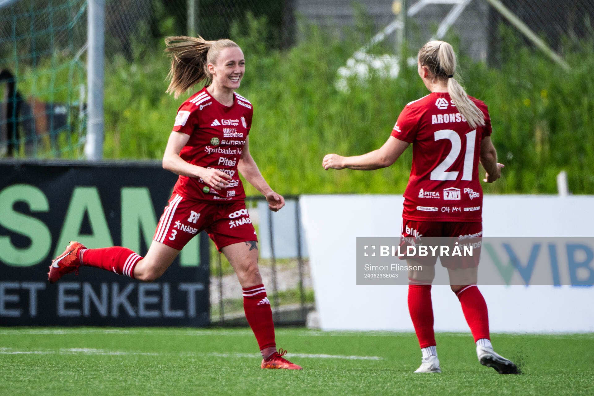 Piteås Ásla Johannesen och Ronja Aronsson jublar