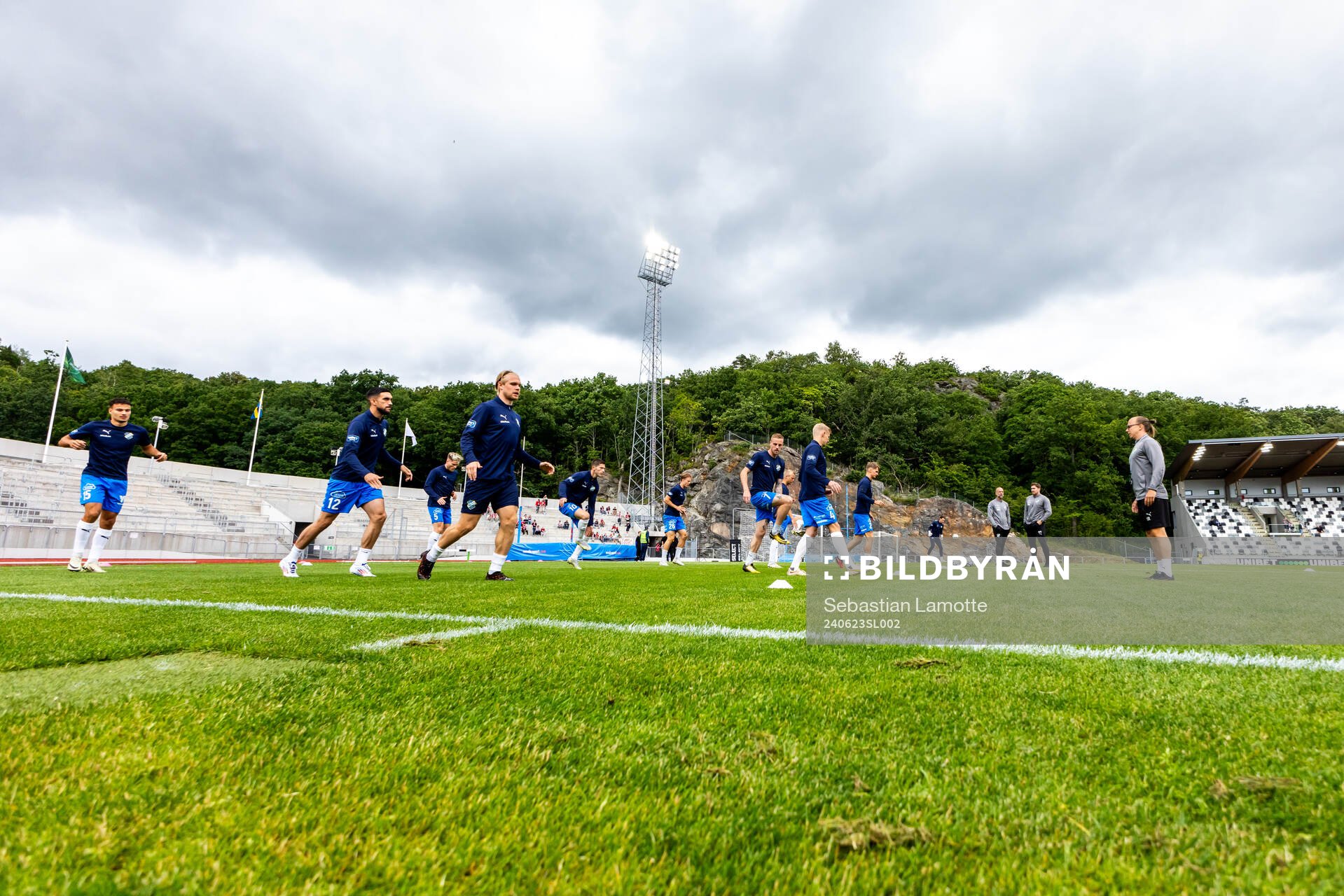 IK Oddevolds spelare värmer upp