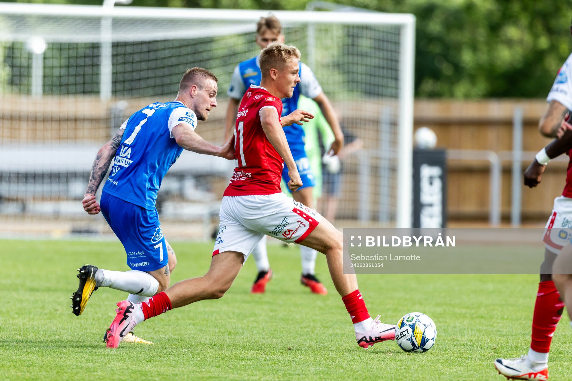 IK Oddevolds Filip Karlin och Degerfors Elias Pihlström under fotbollsmatchen i Superettan mellan IK Oddevold och Degerfors den 23 juni 2024 i Uddevalla.