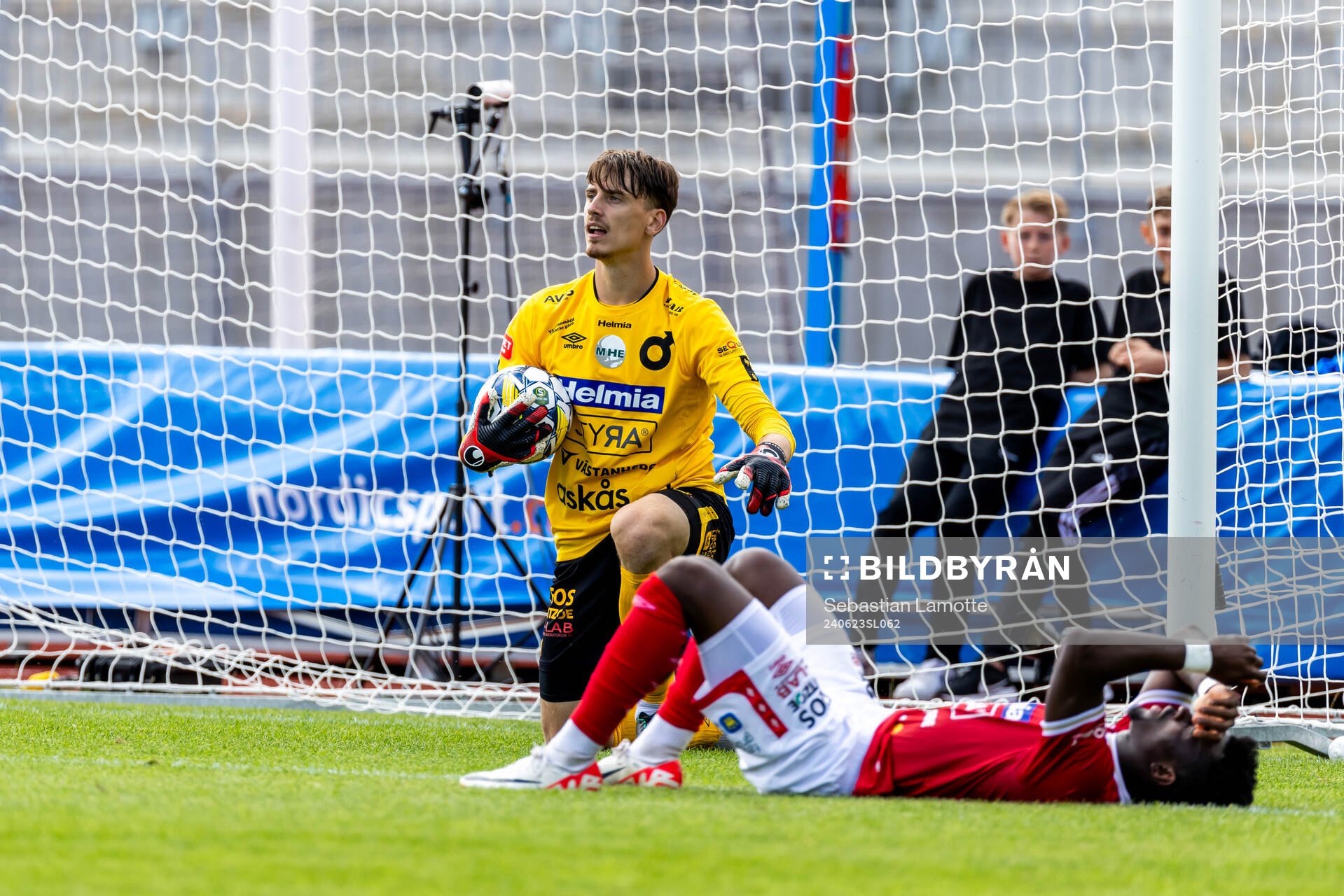 Degerfors målvakt Wille Jakobsson och Bernardo Gil