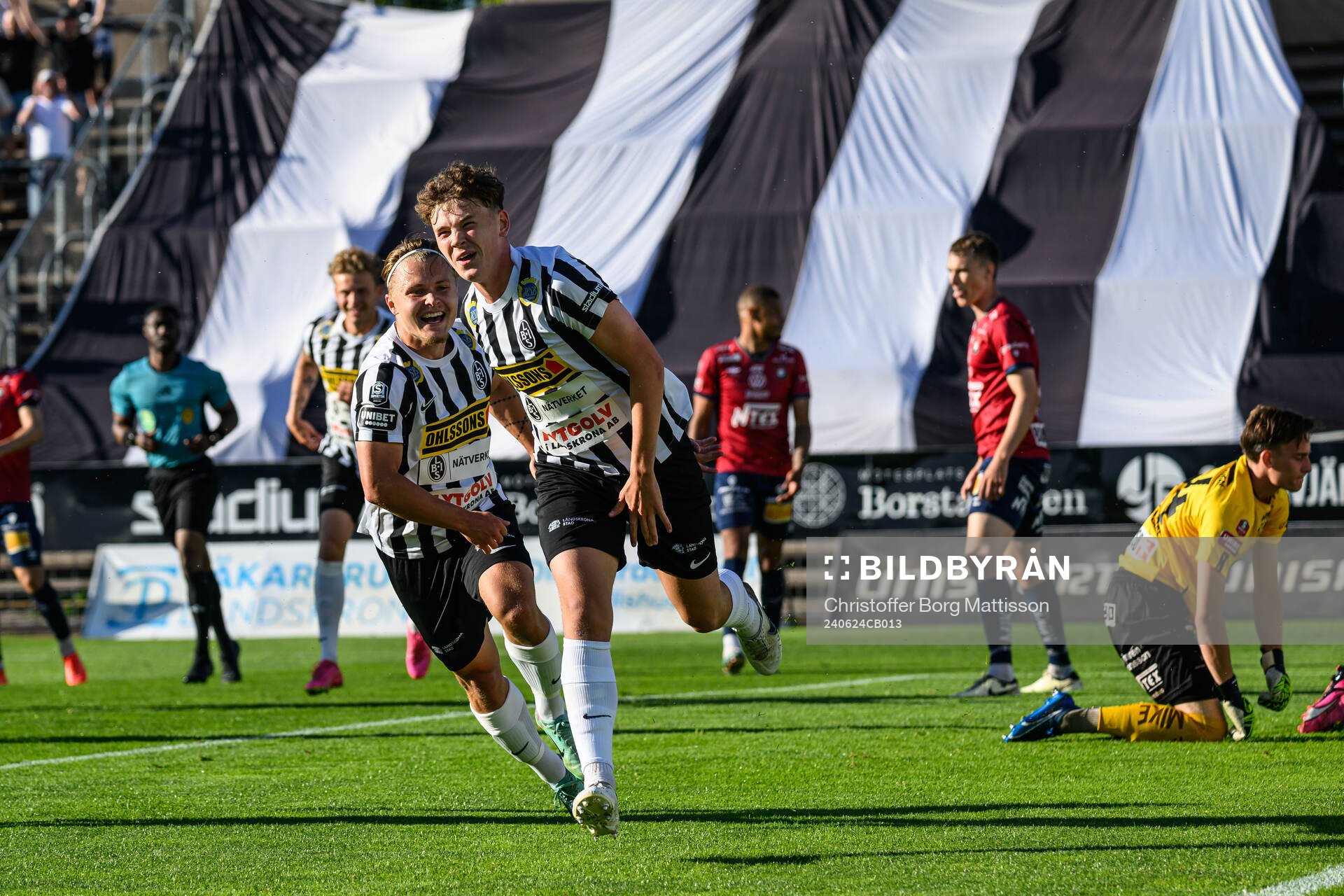 Landskronas Vincent Sundberg och Max Nilsson jublar efter 1-0 under fotbollsmatchen i Superettan mellan Landskrona och Örgryte den 24 juni 2024 i Landskrona.