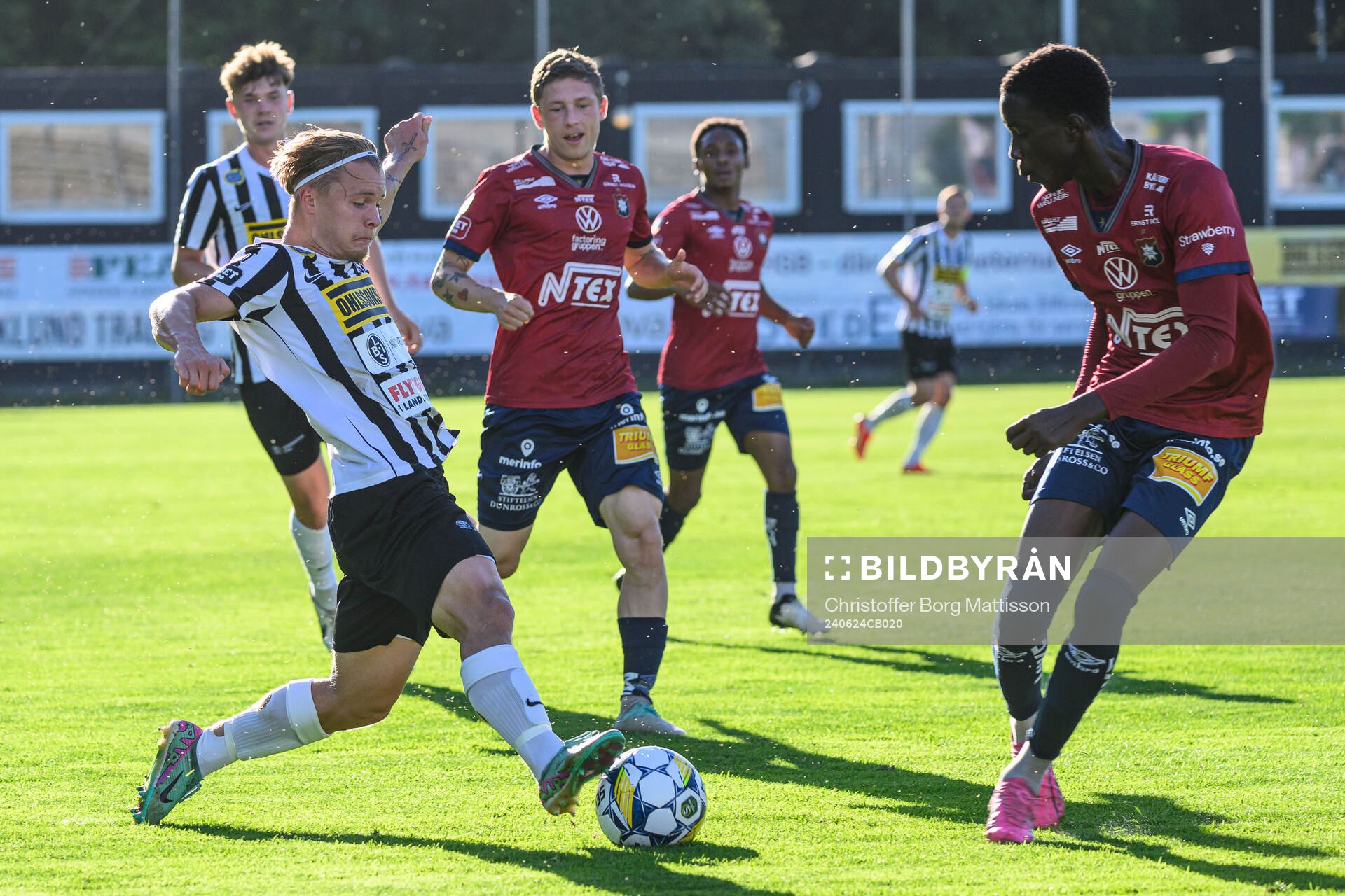 Landskronas Vincent Sundberg och Örgrytes Abdoulaye Faye