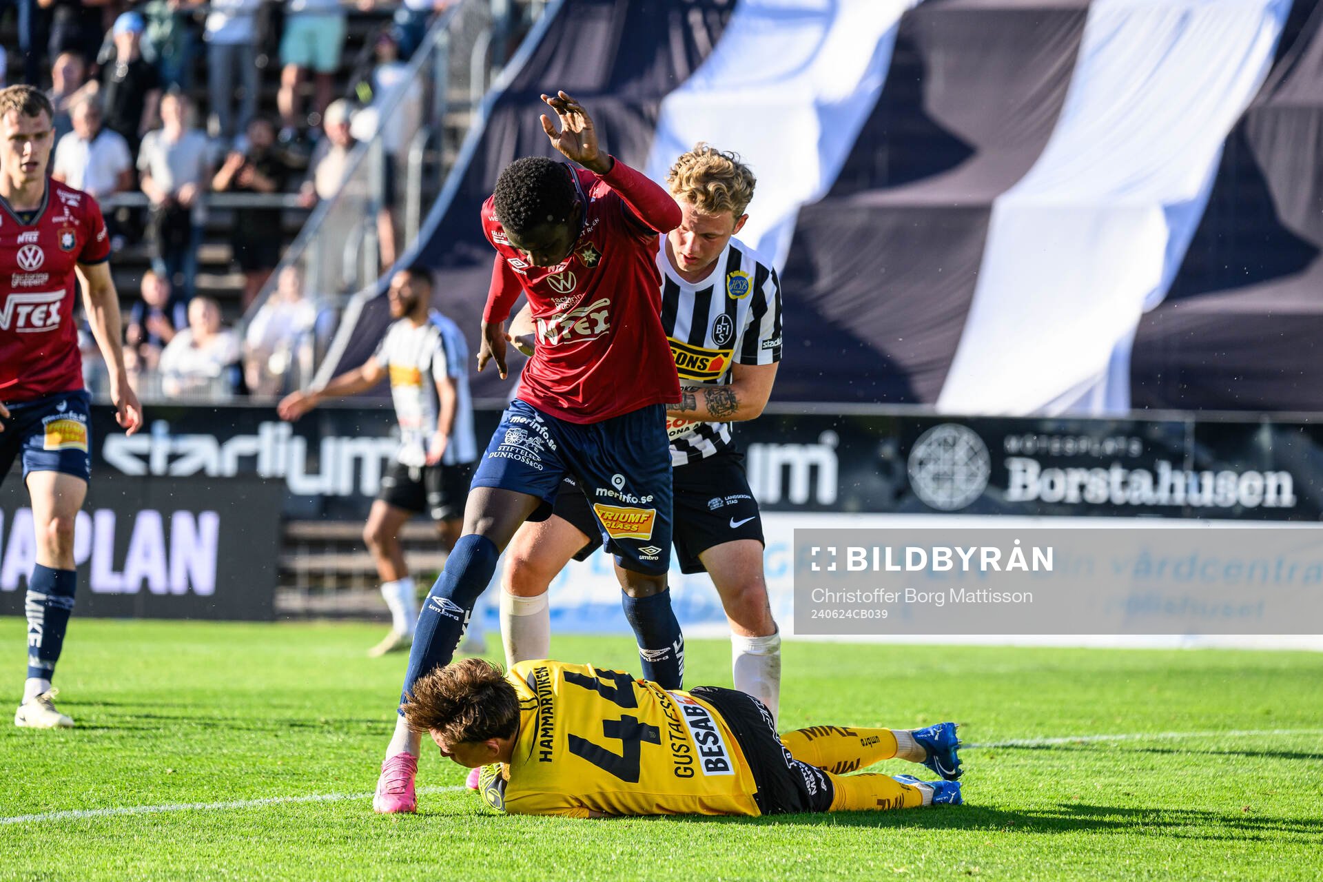 Örgrytes målvakt Hampus Gustafsson och Abdoulaye Faye och