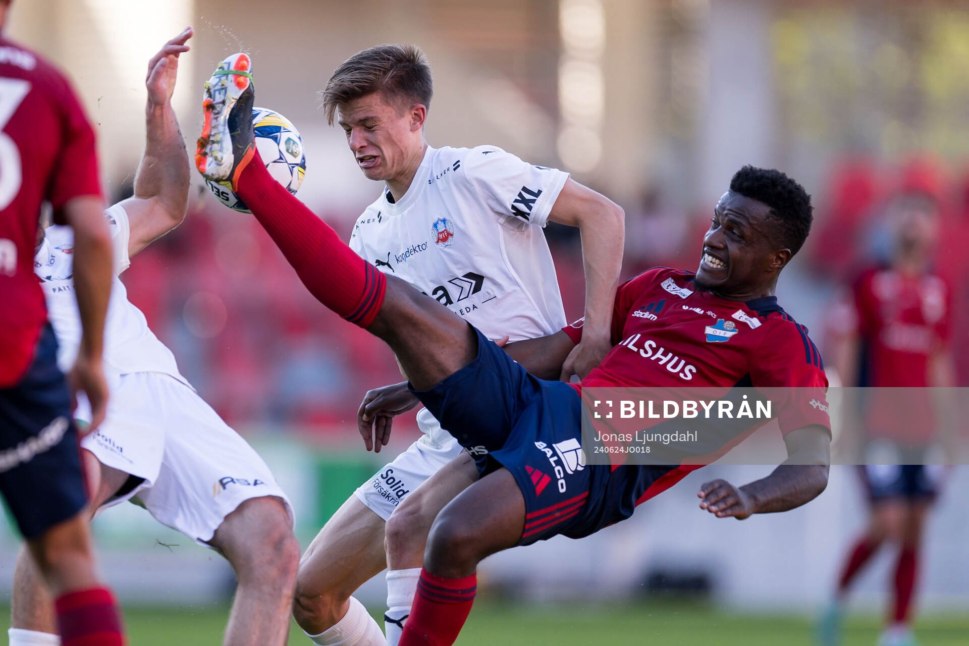 Helsingborgs Adrian Svanbäck och Östers Manasse Kusu