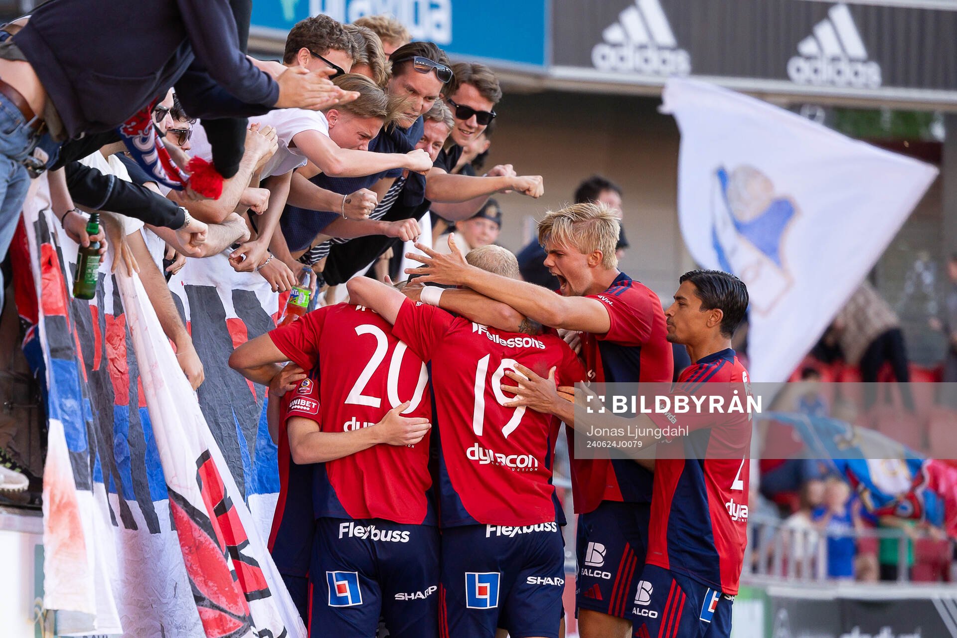 Östers spelare jublar framför fansen efter mål 2-0 under fotbollsmatchen i Superettan mellan Öster och Helsingborg den 24 juni 2024 i Växjö.