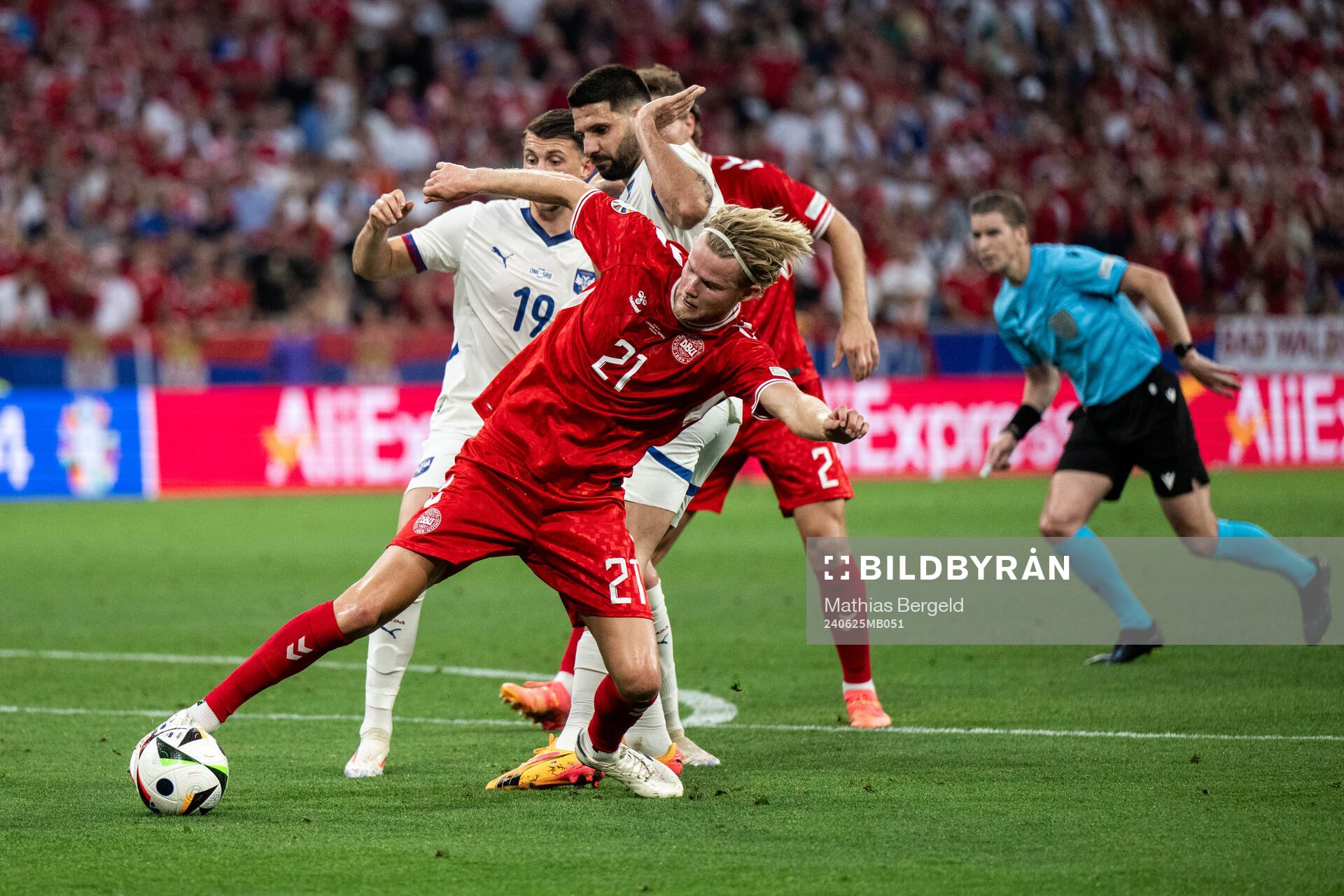 Lazar Vujadin Samardzic of Serbia and Morten Hjulmand of