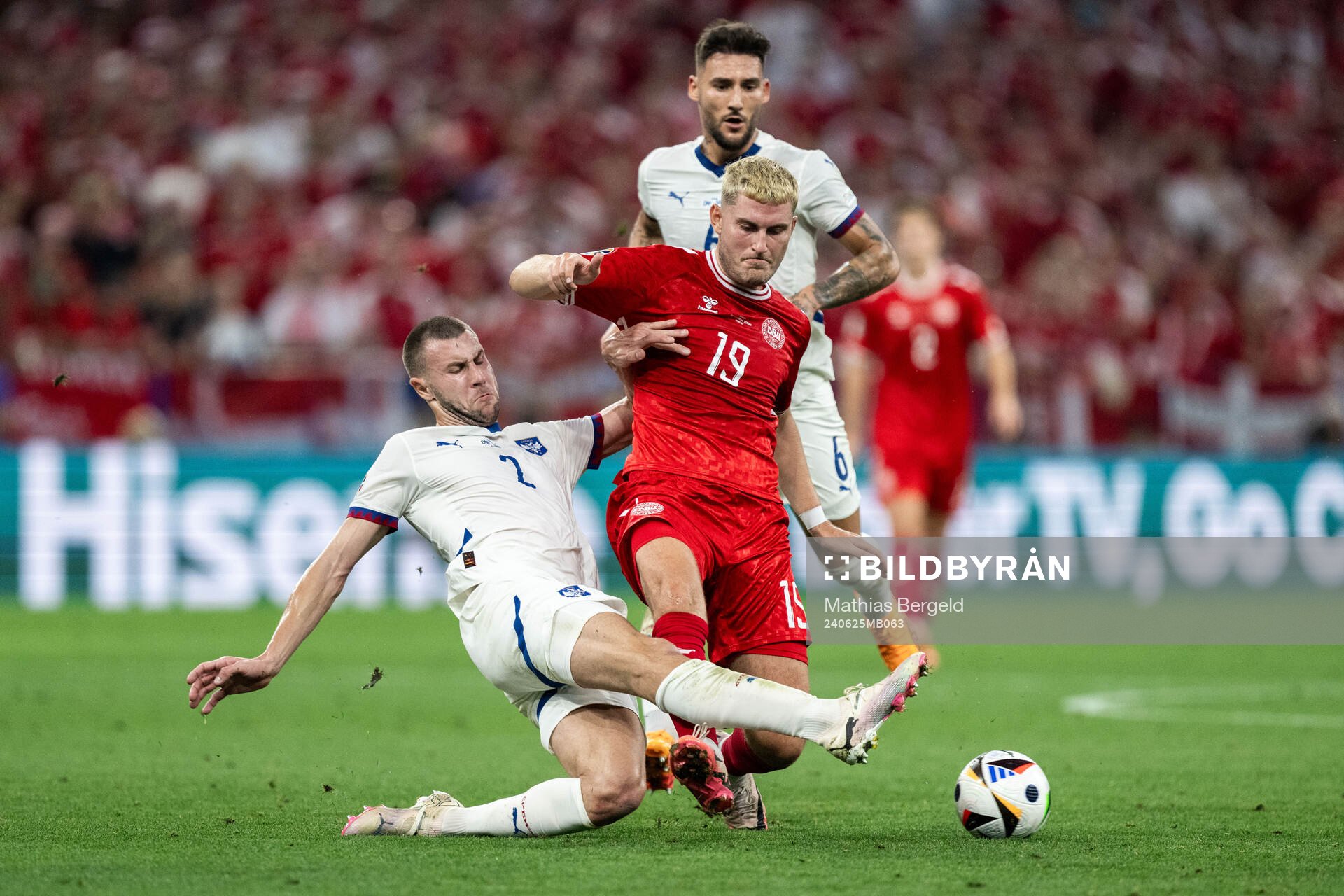 Strahinja Pavlovic of Serbia and Jonas Wind of Denmark