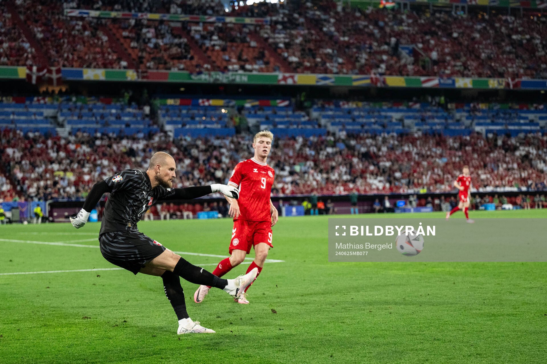 Goalkeeper Predrag Rajkovic of Serbia and Rasmus Højlund