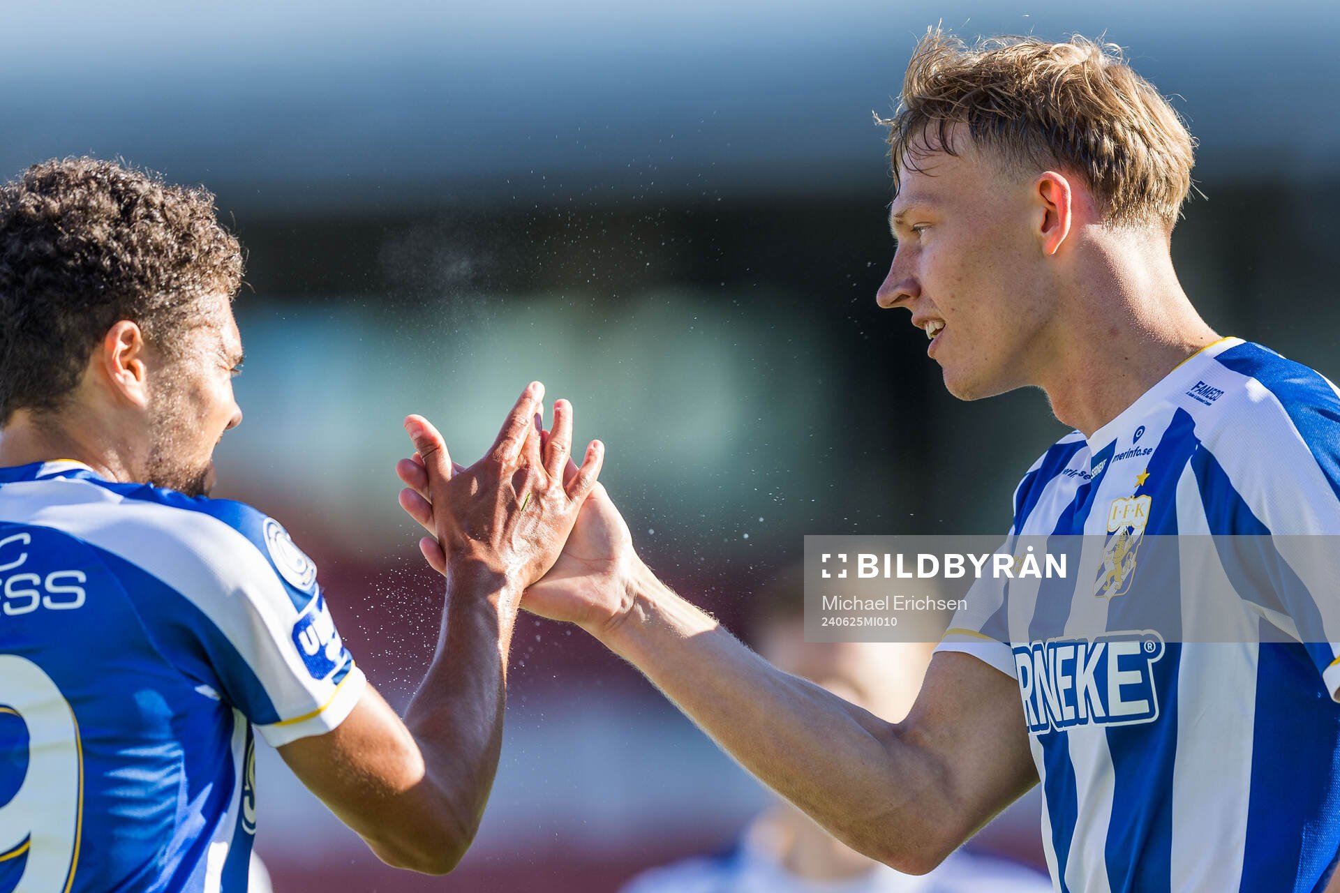 IFK Göteborgs Laurs Skjellerup och Thomas Santos jublar