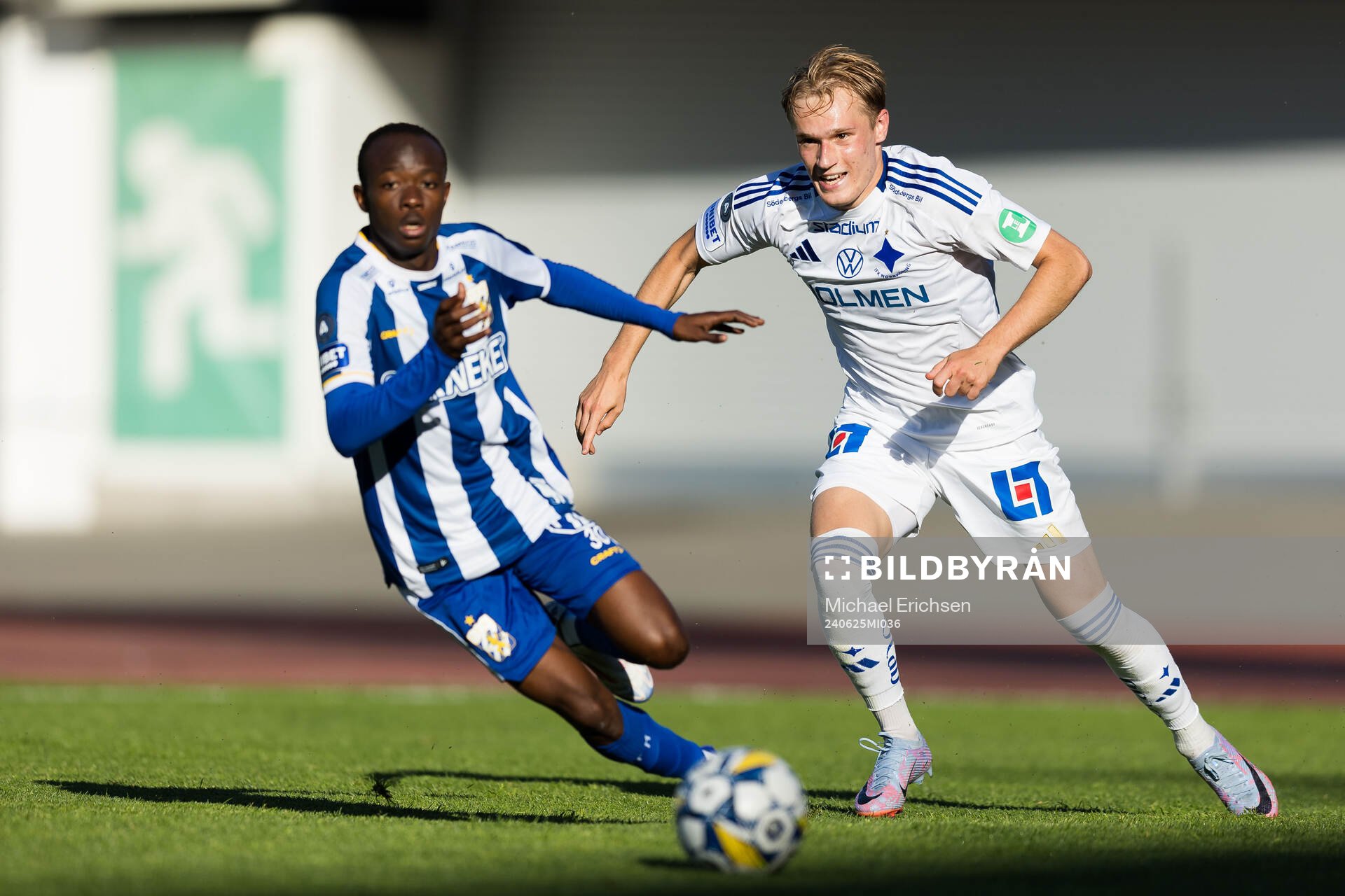IFK Göteborgs Malick Junior Yalcouye och IFK Norrköpings Markus Baggesen under träningsmatchen i fotboll mellan IFK Göteborg och IFK Norrköping den 25 juni 2024 i Göteborg.