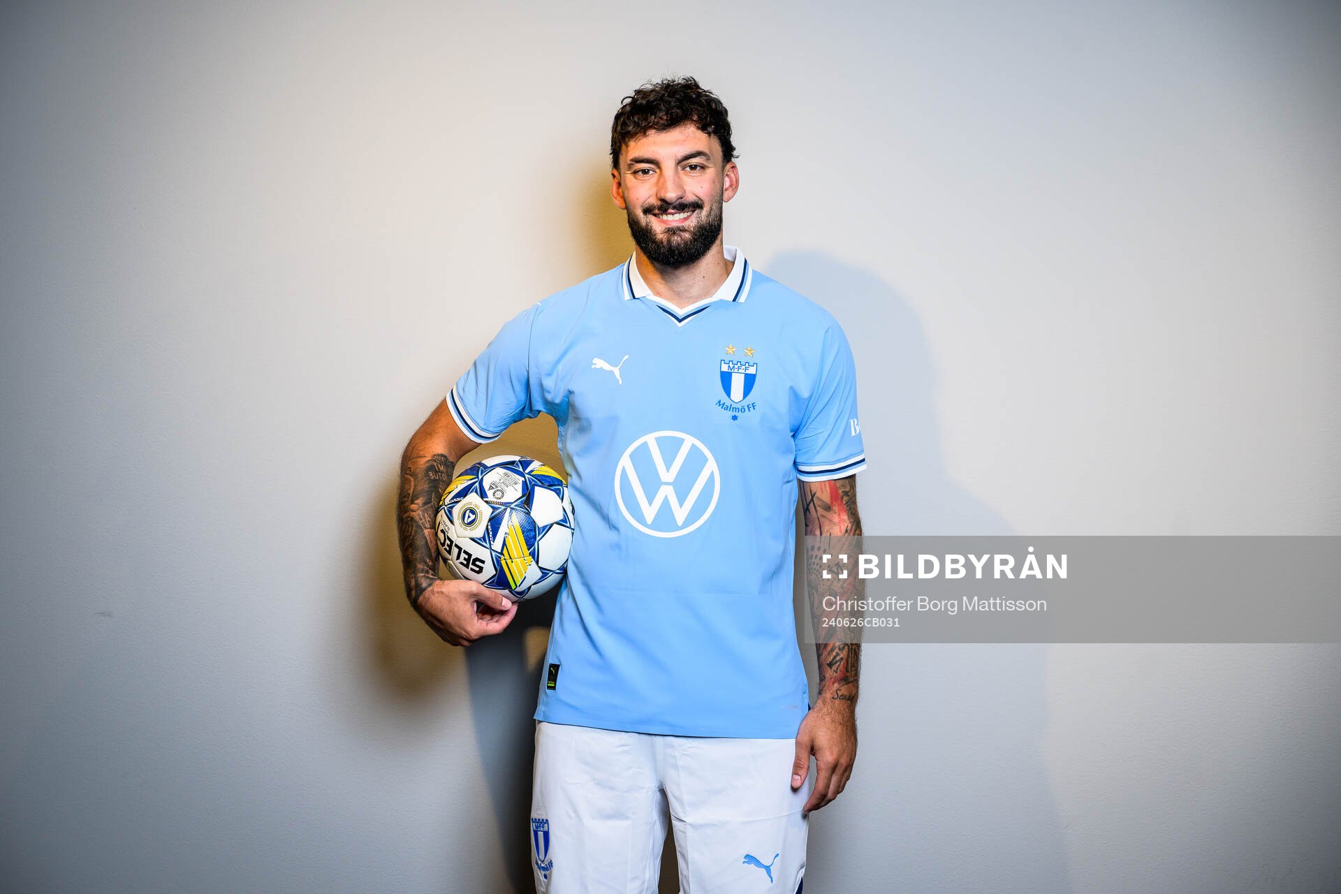 Sead Haksabanovic poserar för ett porträtt under en fotografering den 25 juni 2024 i Malmö. 
