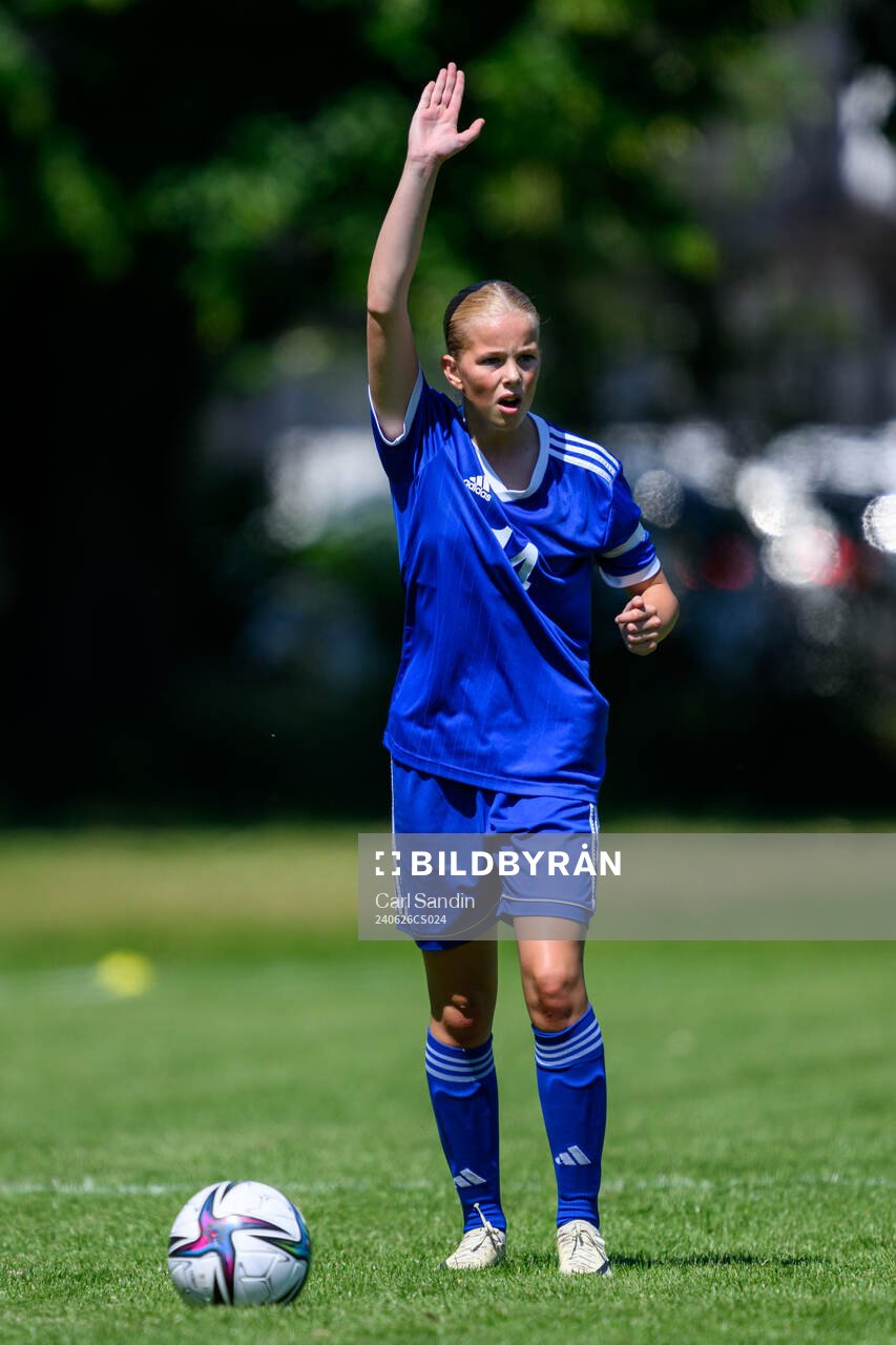 Svea Carlzon, BK Häcken FF under en fotbollsmatch på SvFF:s riksläger för F15 den 26 juni 2023 i Halmstad. 