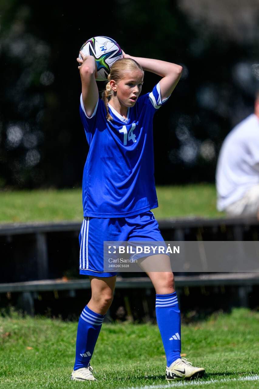 Svea Carlzon, BK Häcken FF under en fotbollsmatch på SvFF:s riksläger för F15 den 26 juni 2023 i Halmstad. 