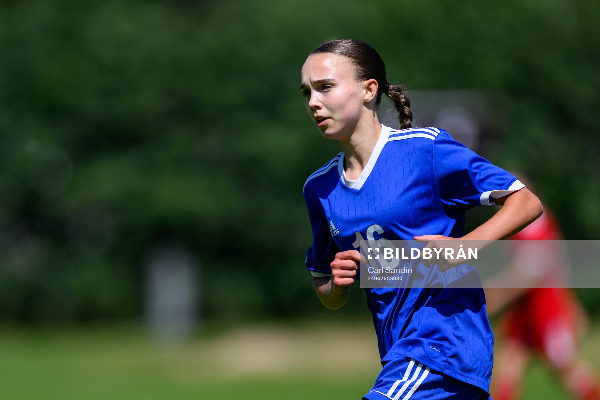 Astrid Ölvebo, Jakobsson Vara SK under en fotbollsmatch på SvFF:s riksläger för F15 den 26 juni 2023 i Halmstad. 