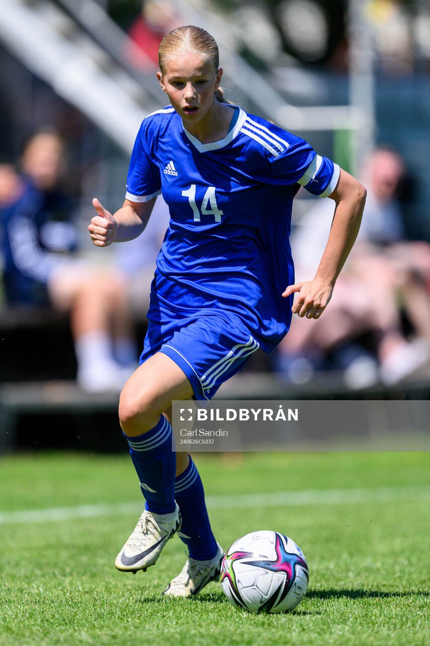 Svea Carlzon, BK Häcken FF under en fotbollsmatch på SvFF:s riksläger för F15 den 26 juni 2023 i Halmstad. 