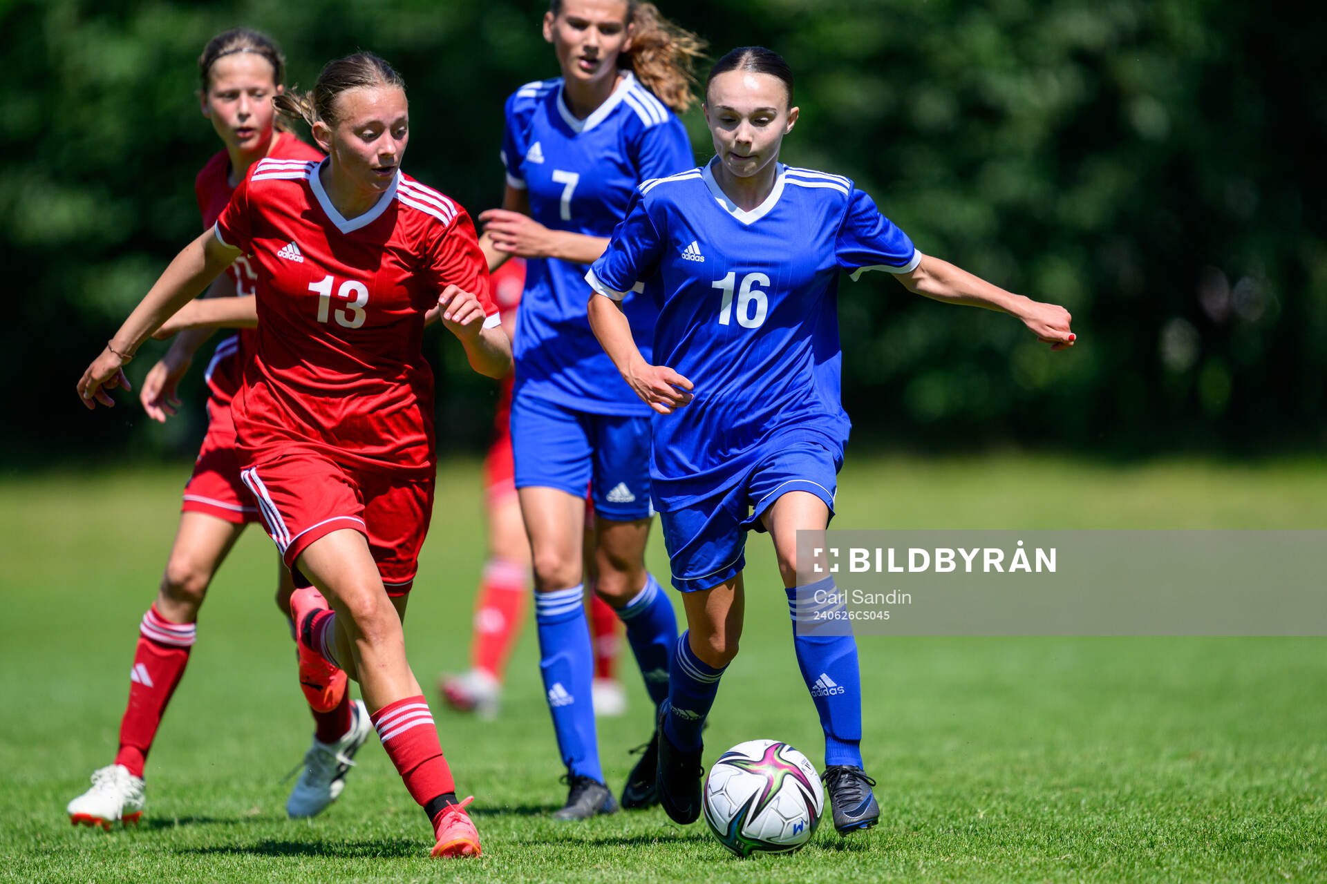 Elsa Lake, Selånger SK Fotboll och Astrid Ölvebo, Jakobsson Vara SK under en fotbollsmatch på SvFF:s riksläger för F15 den 26 juni 2023 i Halmstad. 