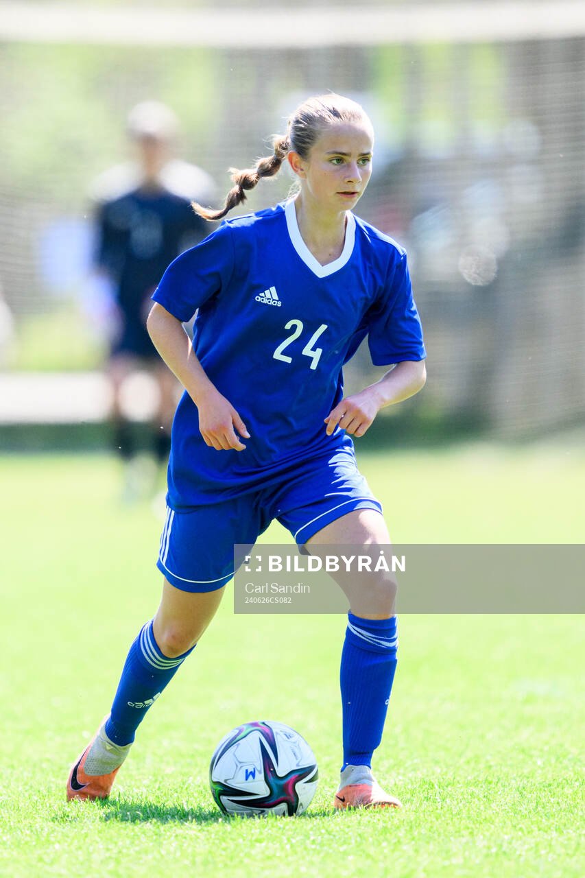 Lina Selander, Löfgren Jitex BK under en fotbollsmatch på SvFF:s riksläger för F15 den 26 juni 2023 i Halmstad. 