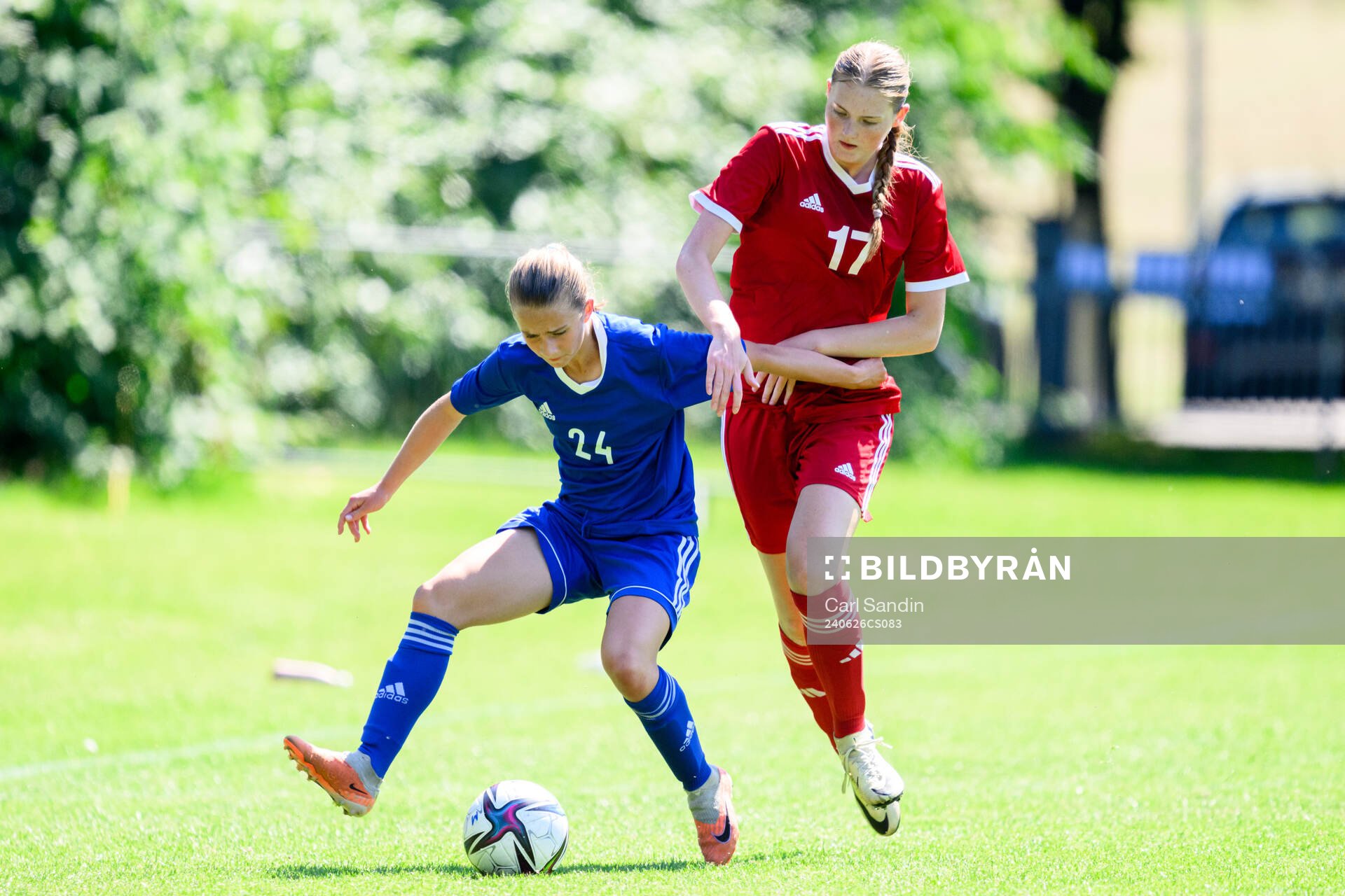 Lina Selander, Löfgren Jitex BK och Maja Kjellberg, Hammarby IF FF under en fotbollsmatch på SvFF:s riksläger för F15 den 26 juni 2023 i Halmstad. 