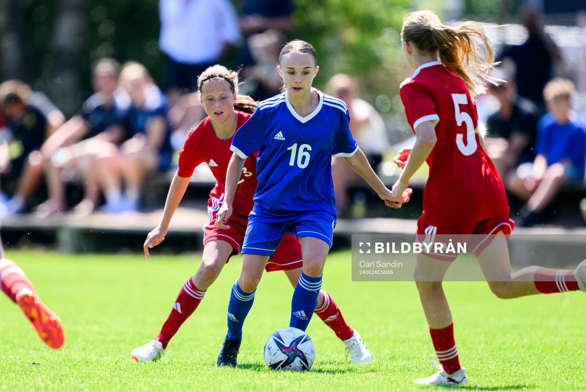 Astrid Ölvebo, Jakobsson Vara SK under en fotbollsmatch på SvFF:s riksläger för F15 den 26 juni 2023 i Halmstad. 