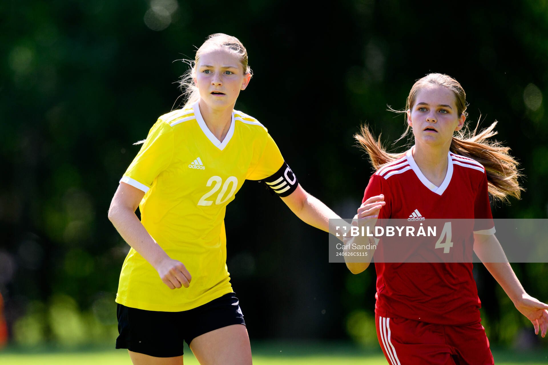 Stina Hestholm, VĂ€sterviks damfotboll IF och Edwina KlövenĂ€s, Ălvkarleby IK under en fotbollsmatch pĂ„ SvFF:s rikslĂ€ger för F15 den 26 juni 2023 i Halmstad.