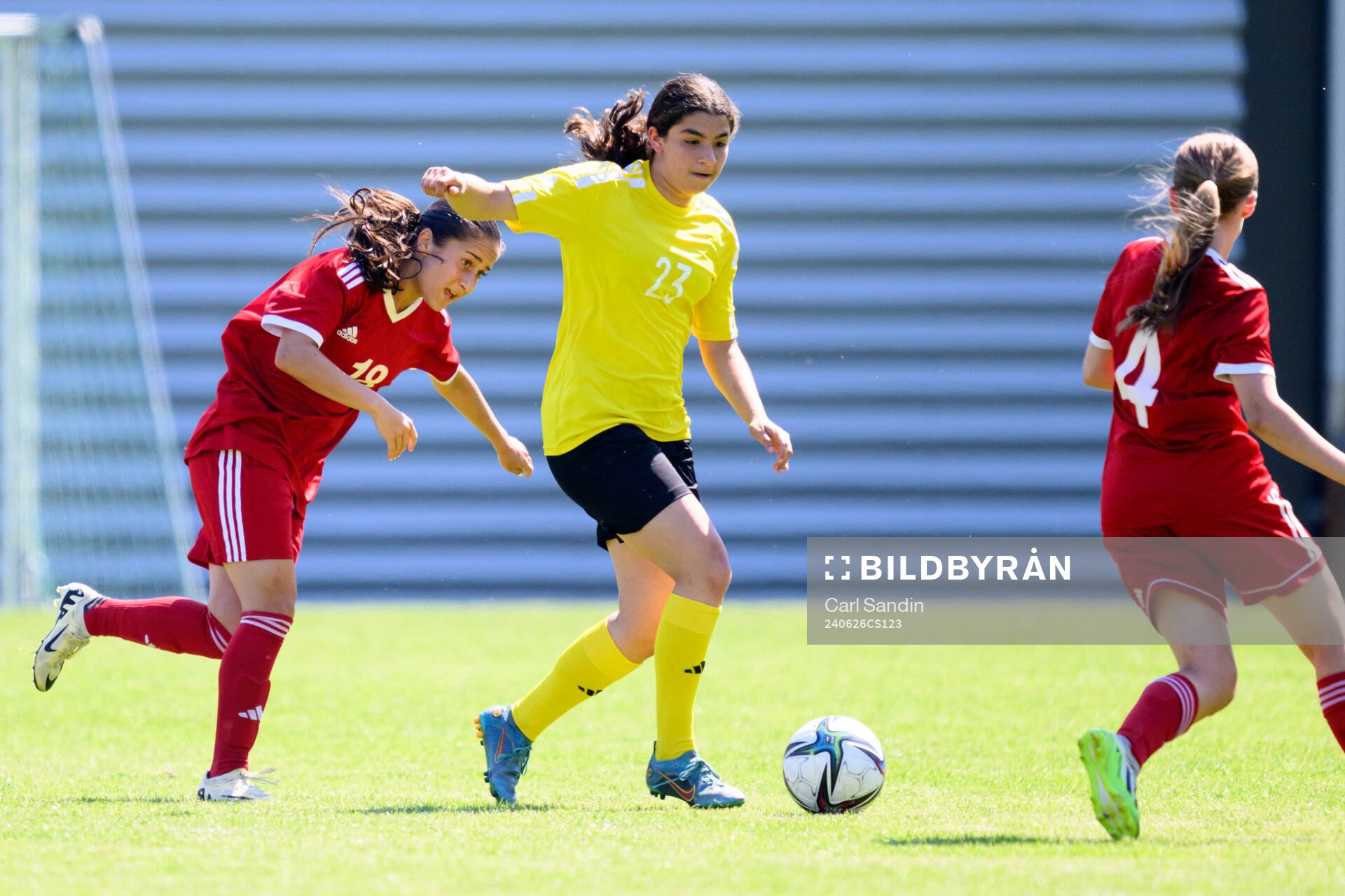 Emily Svantesson, IFK Göteborg och Gabriella Tongur, Lindö FF under en fotbollsmatch på SvFF:s riksläger för F15 den 26 juni 2023 i Halmstad. 