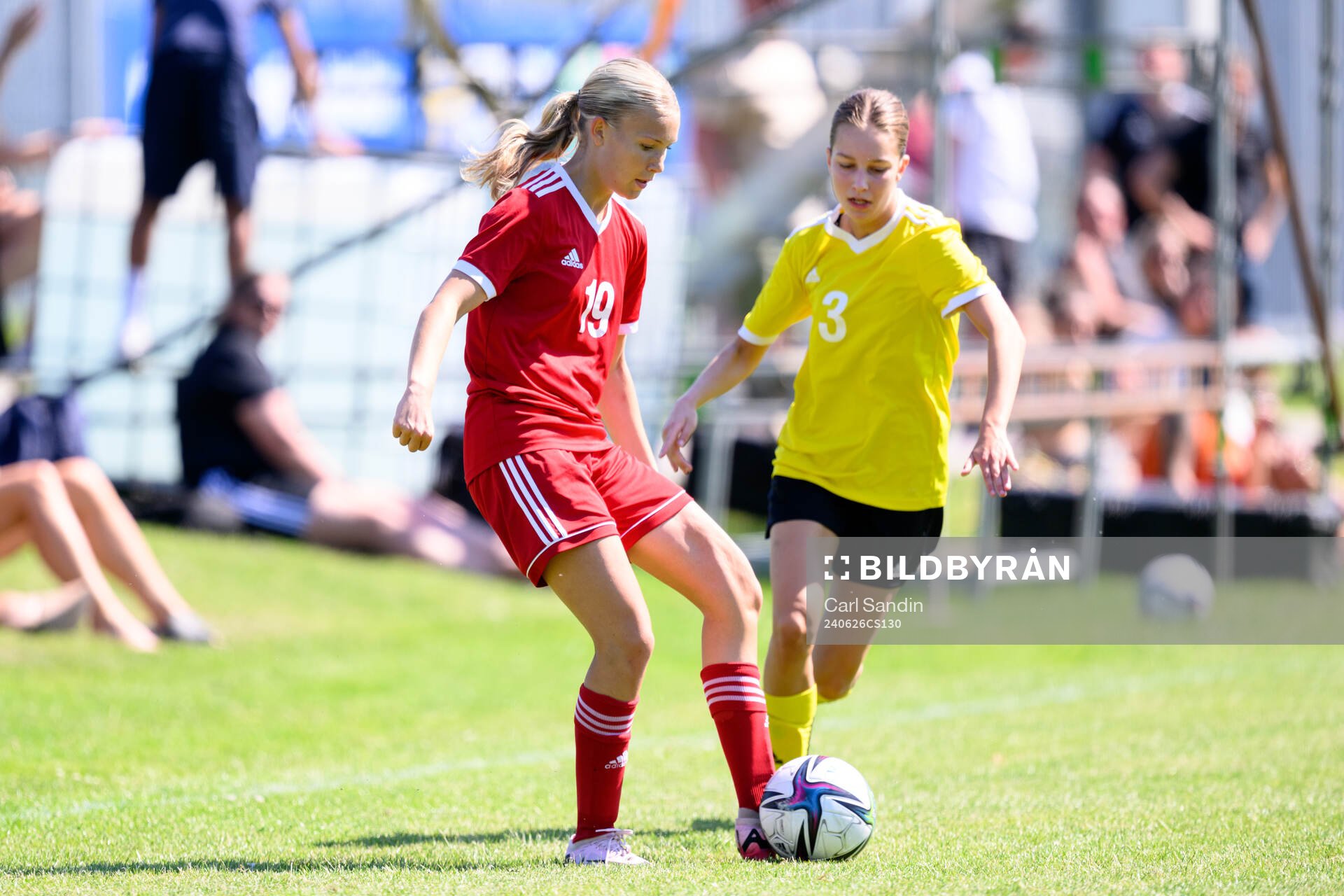 Isabella Zinn, BK Häcken FF och Meja Arvidsson, Vara SK under en fotbollsmatch på SvFF:s riksläger för F15 den 26 juni 2023 i Halmstad. 
