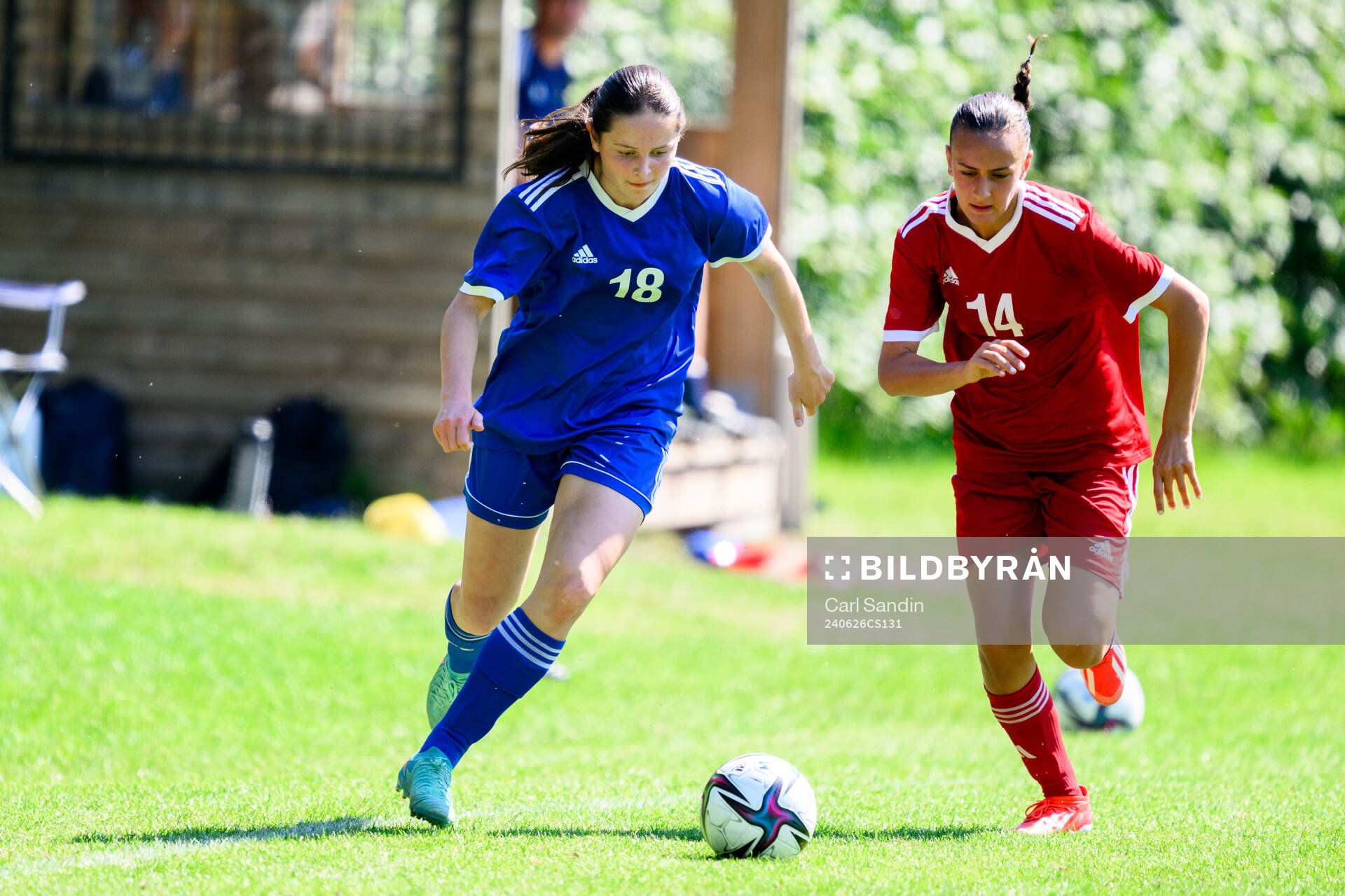 Stella Maiquez, Hammarby IF FF och Denize Minas, Djurgårdens IF FF under en fotbollsmatch på SvFF:s riksläger för F15 den 26 juni 2023 i Halmstad. 