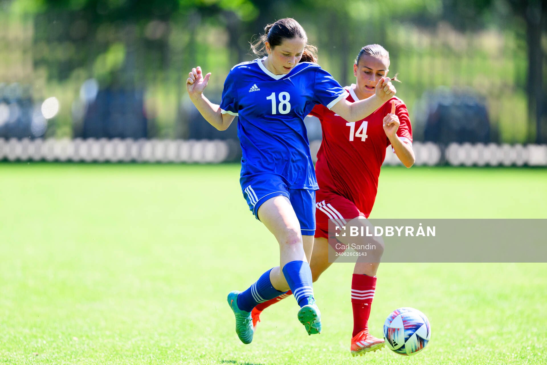 Stella Maiquez, Hammarby IF FF och Denize Minas, Djurgårdens IF FF under en fotbollsmatch på SvFF:s riksläger för F15 den 26 juni 2023 i Halmstad. 