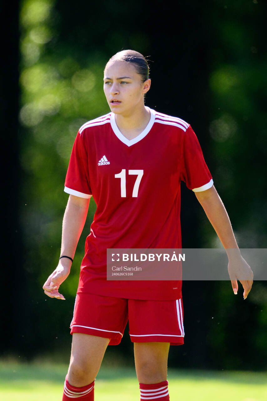 Ersa Salihi, IK Rössö Uddevalla under en fotbollsmatch på SvFF:s riksläger för F15 den 26 juni 2023 i Halmstad. 