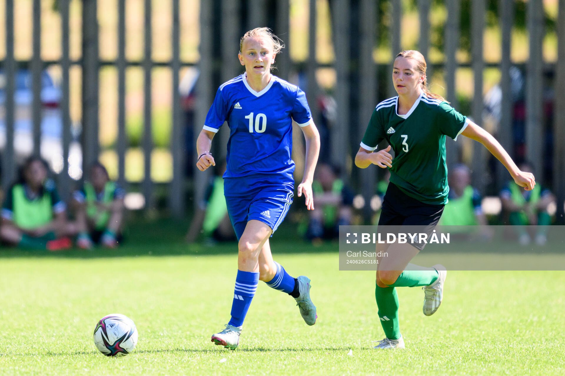Elsa Brännberg, Johansson Eskilstuna United DFF och Elona Berbatovci, Sjöstaden DFF Karlskrona under en fotbollsmatch på SvFF:s riksläger för F15 den 26 juni 2023 i Halmstad.