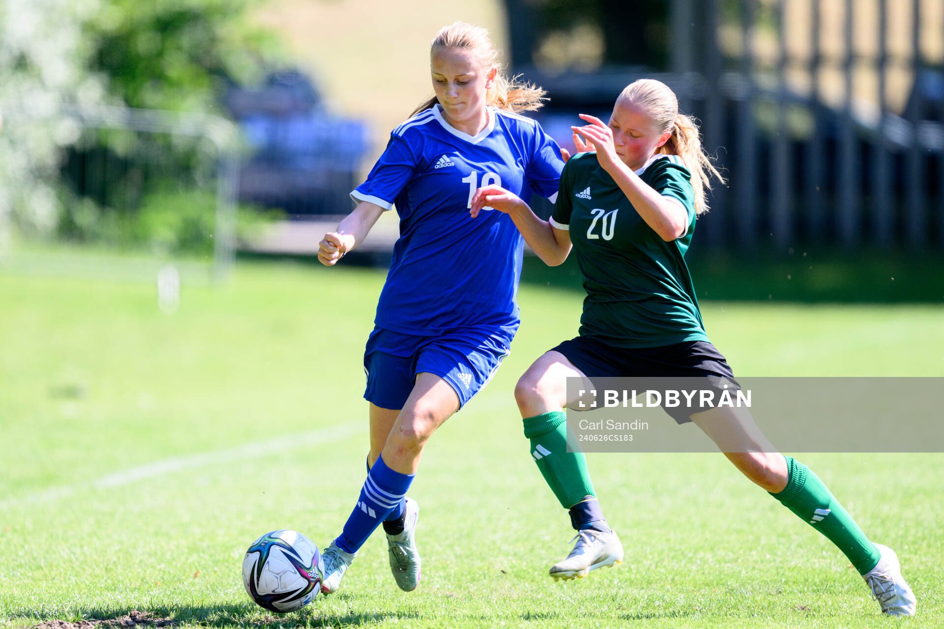 Elsa Brännberg, Johansson Eskilstuna United DFF och Stina Myrén, Boo FF under en fotbollsmatch på SvFF:s riksläger för F15 den 26 juni 2023 i Halmstad.