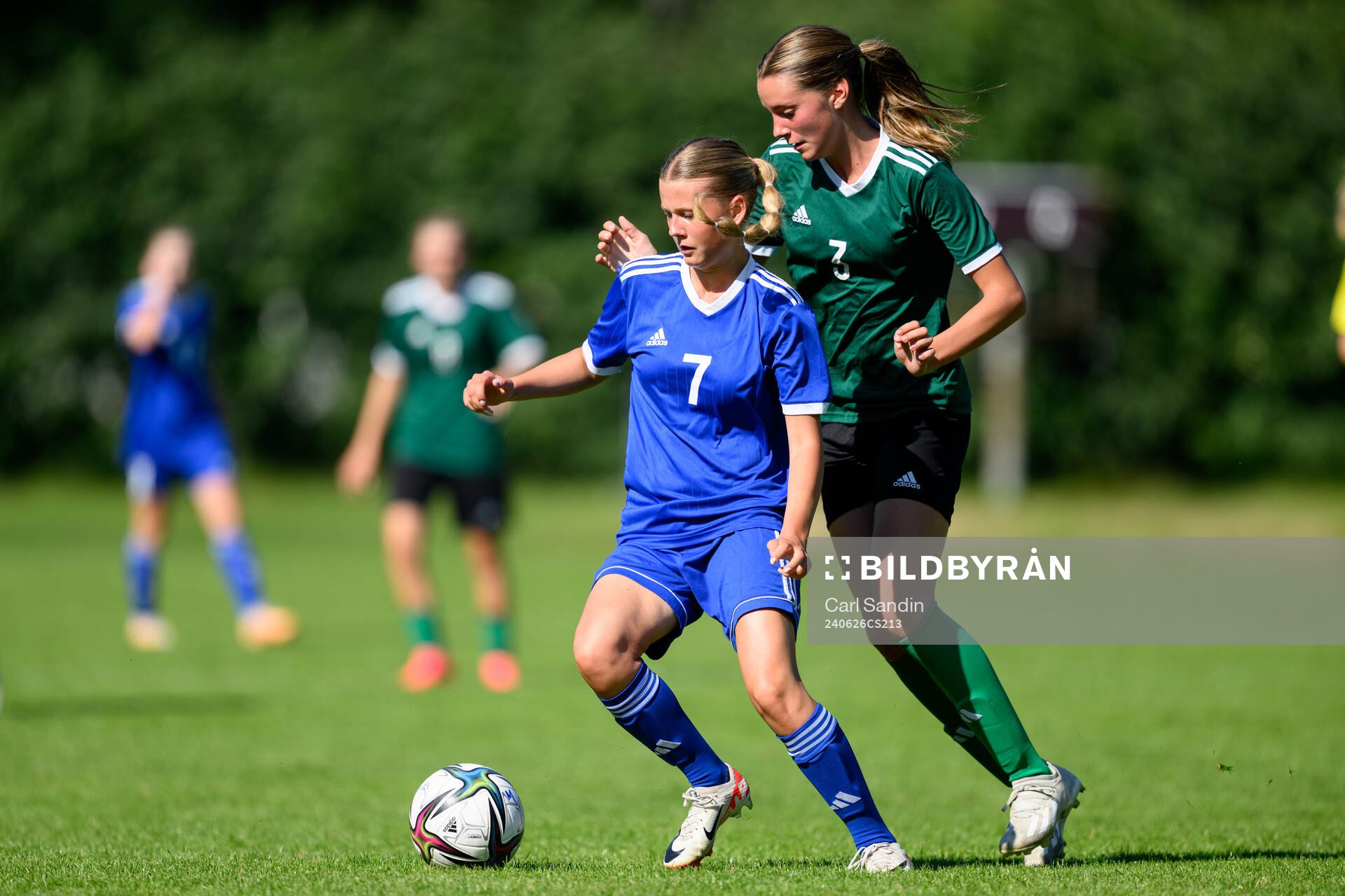 Meja Johansson, Norrstrands IF och Elona Berbatovci, Sjöstaden DFF Karlskrona under en fotbollsmatch på SvFF:s riksläger för F15 den 26 juni 2023 i Halmstad.