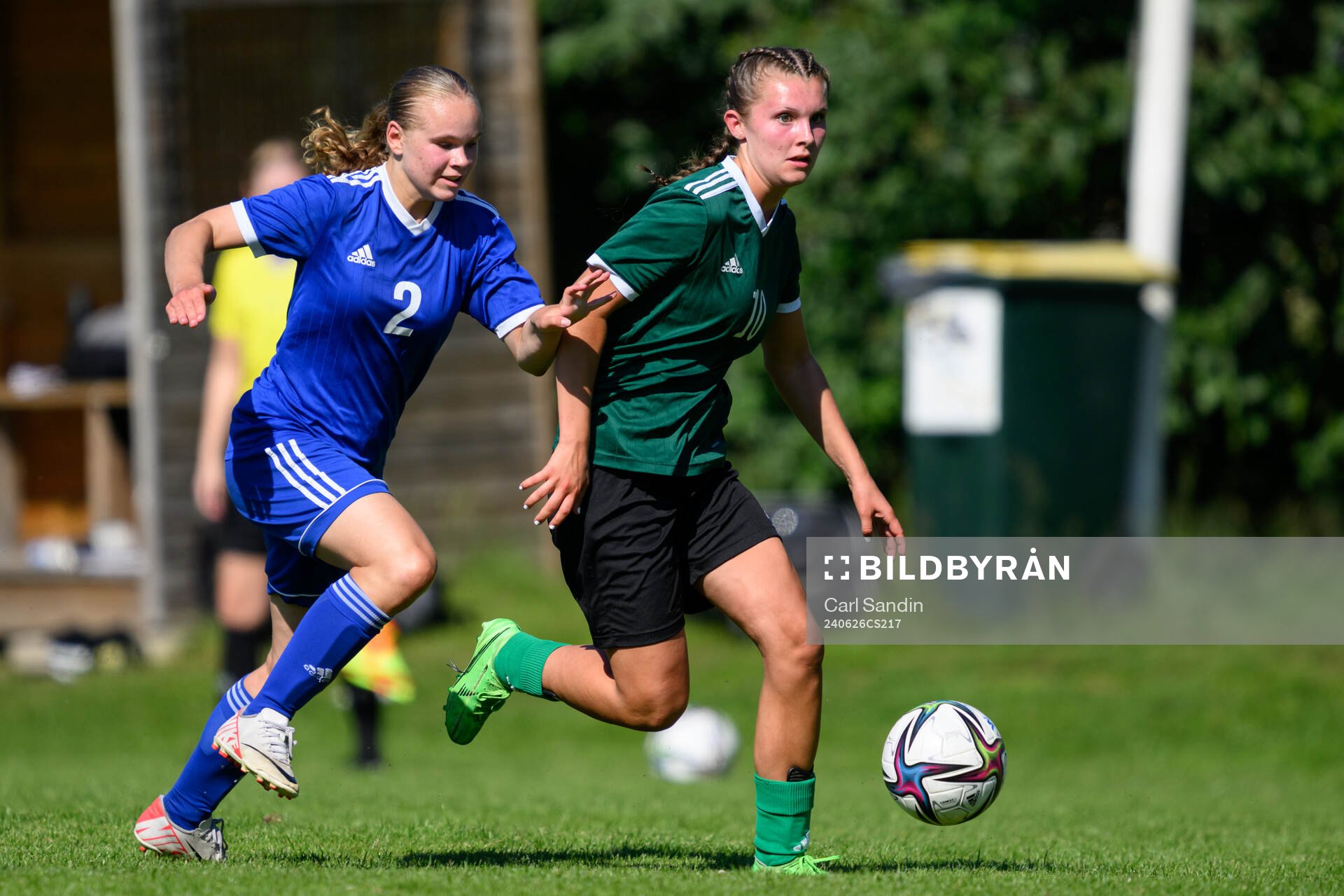 Lydia Angvén, Rynninge IK och Ines Fredlund, Malmö FF Akademi under en fotbollsmatch på SvFF:s riksläger för F15 den 26 juni 2023 i Halmstad. 