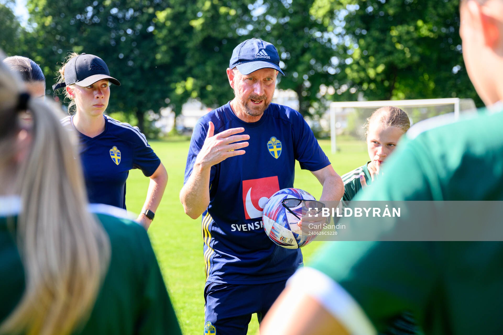 Tränare Stefan Ekstrand under en fotbollsmatch på SvFF:s riksläger för F15 den 26 juni 2023 i Halmstad. 