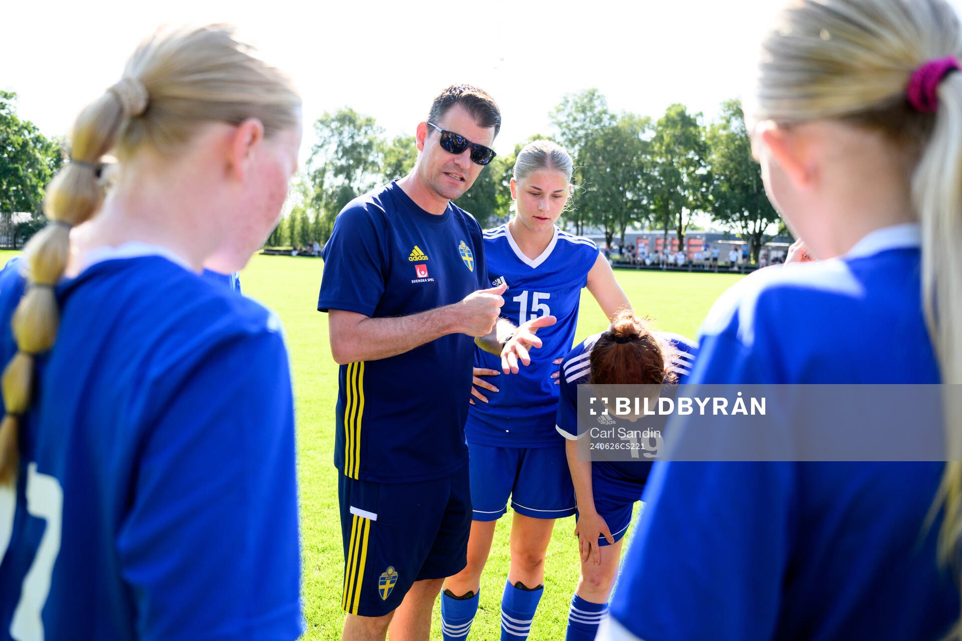 Tränare Stefan Ärnsved under en fotbollsmatch på SvFF:s riksläger för F15 den 26 juni 2023 i Halmstad. 