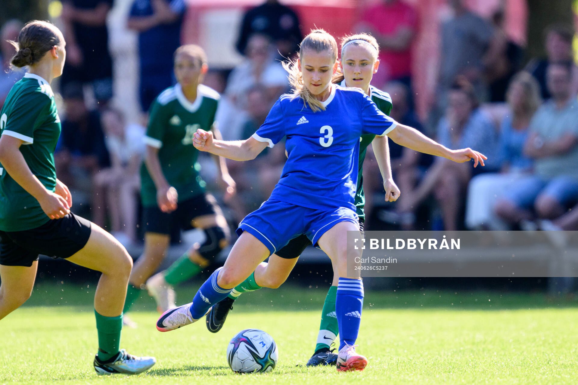 Ellen Caspersson, Umeå IK FF under en fotbollsmatch på SvFF:s riksläger för F15 den 26 juni 2023 i Halmstad. 